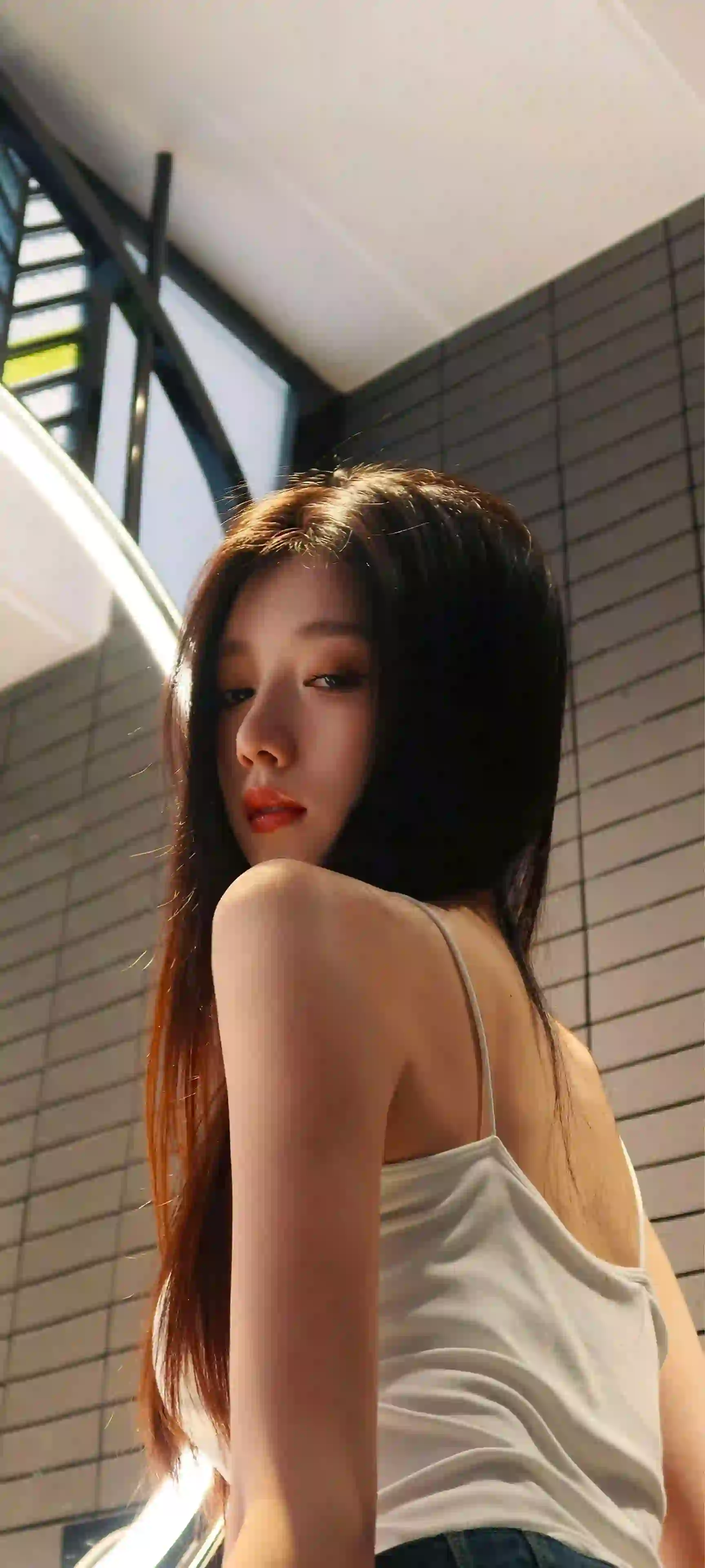 长发吊带美女 白色吊带 