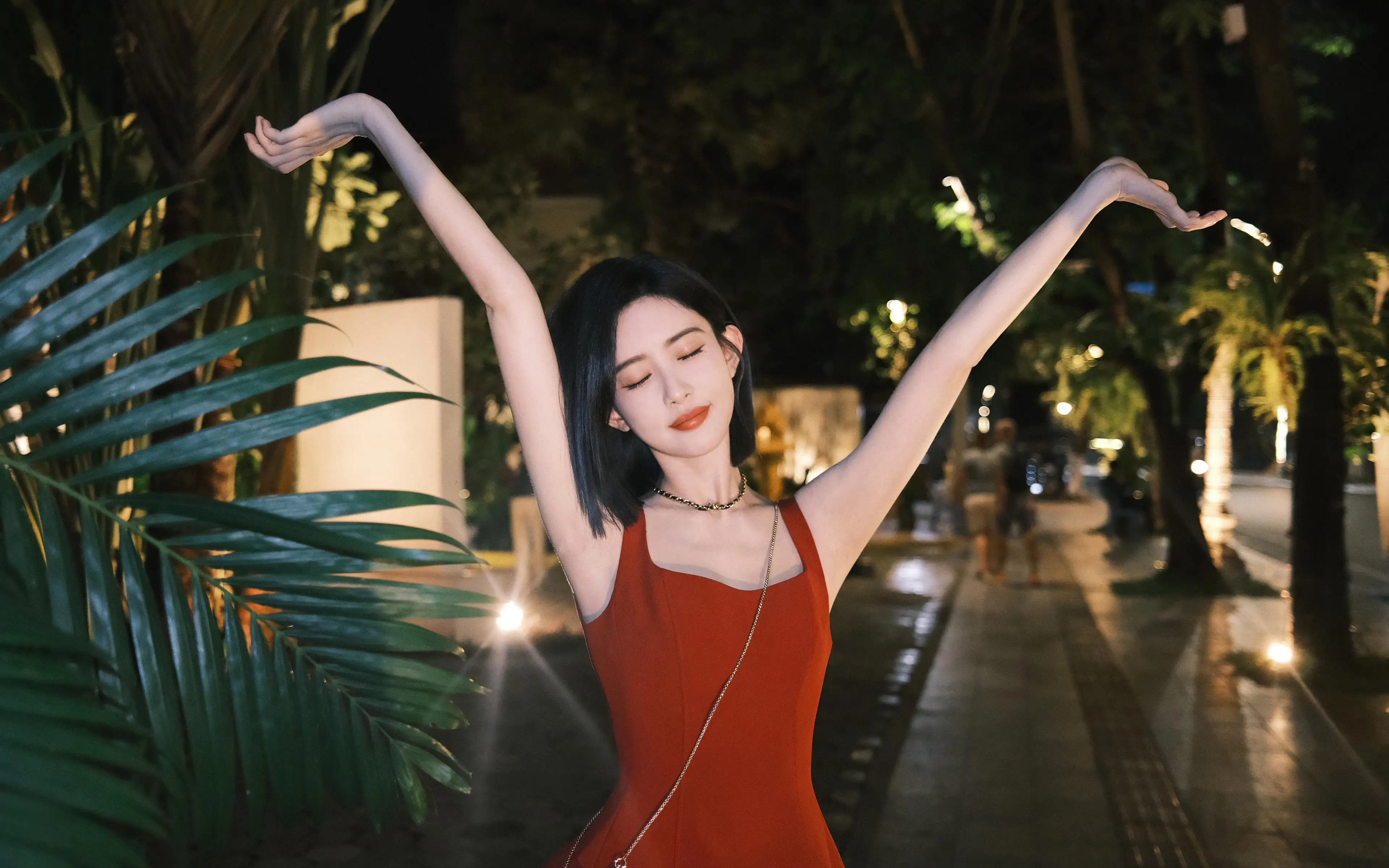 红色裙子美女孟子义闭眼唯美 