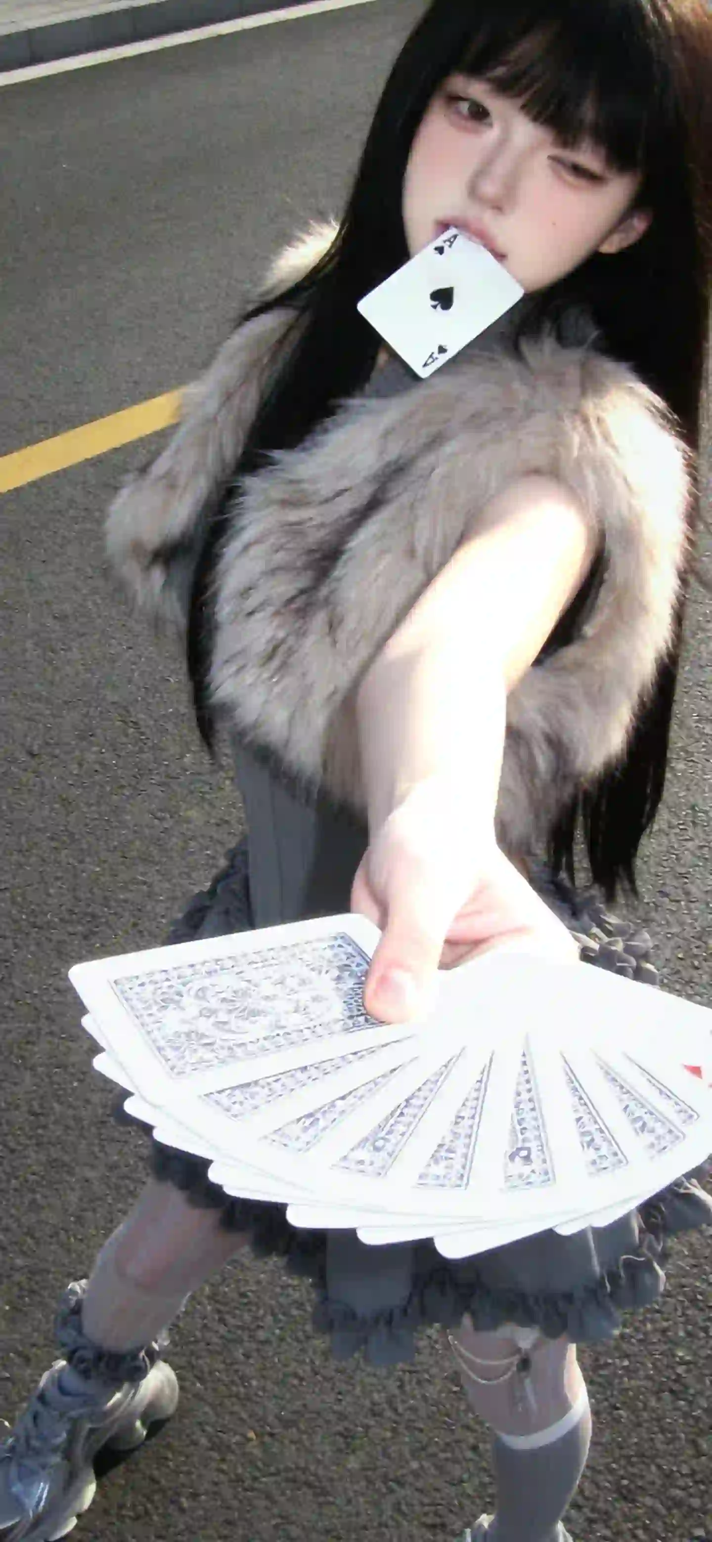 扑克牌 长发女孩 户外