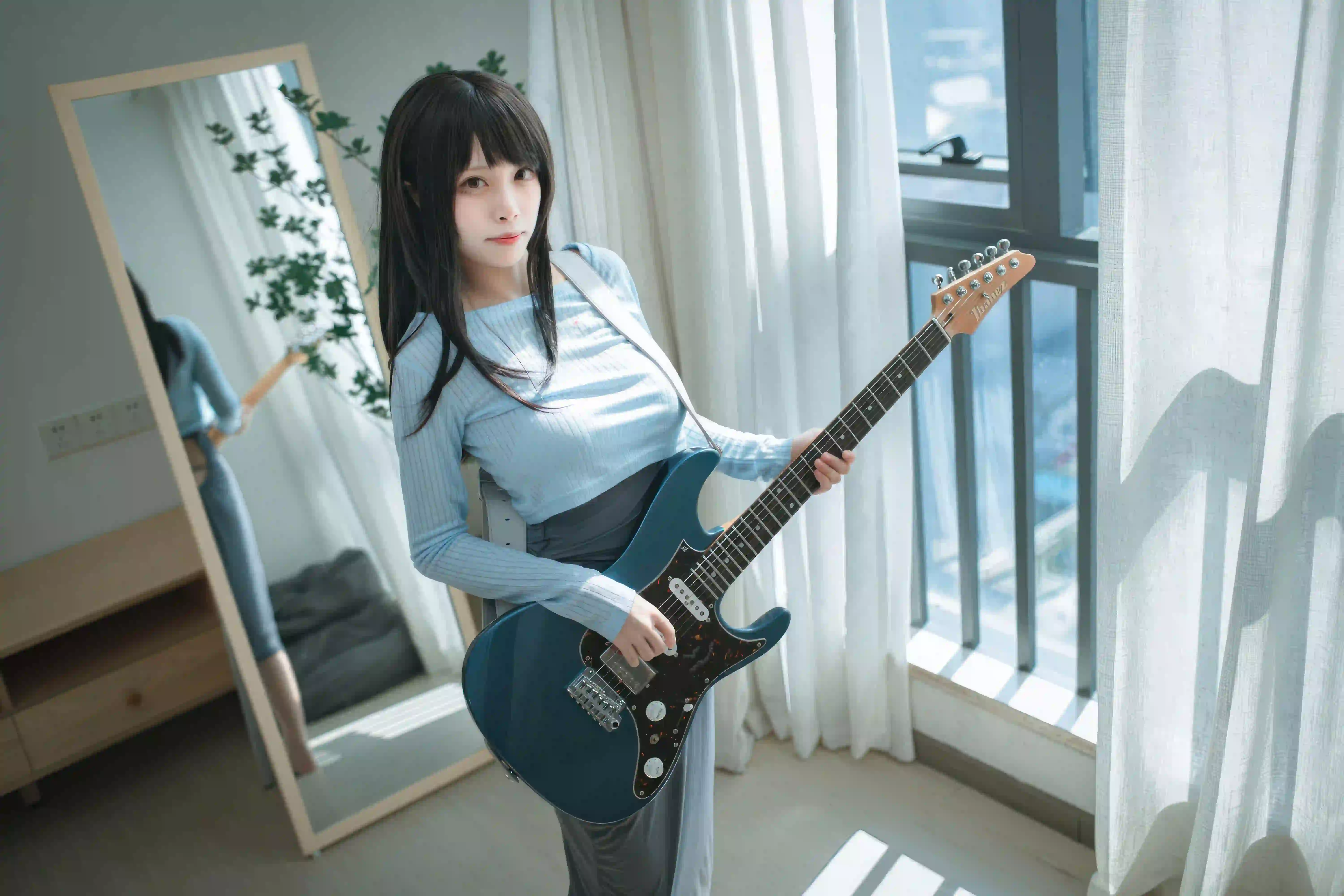 长发女孩 蓝色衣服 吉他 阳光 窗台