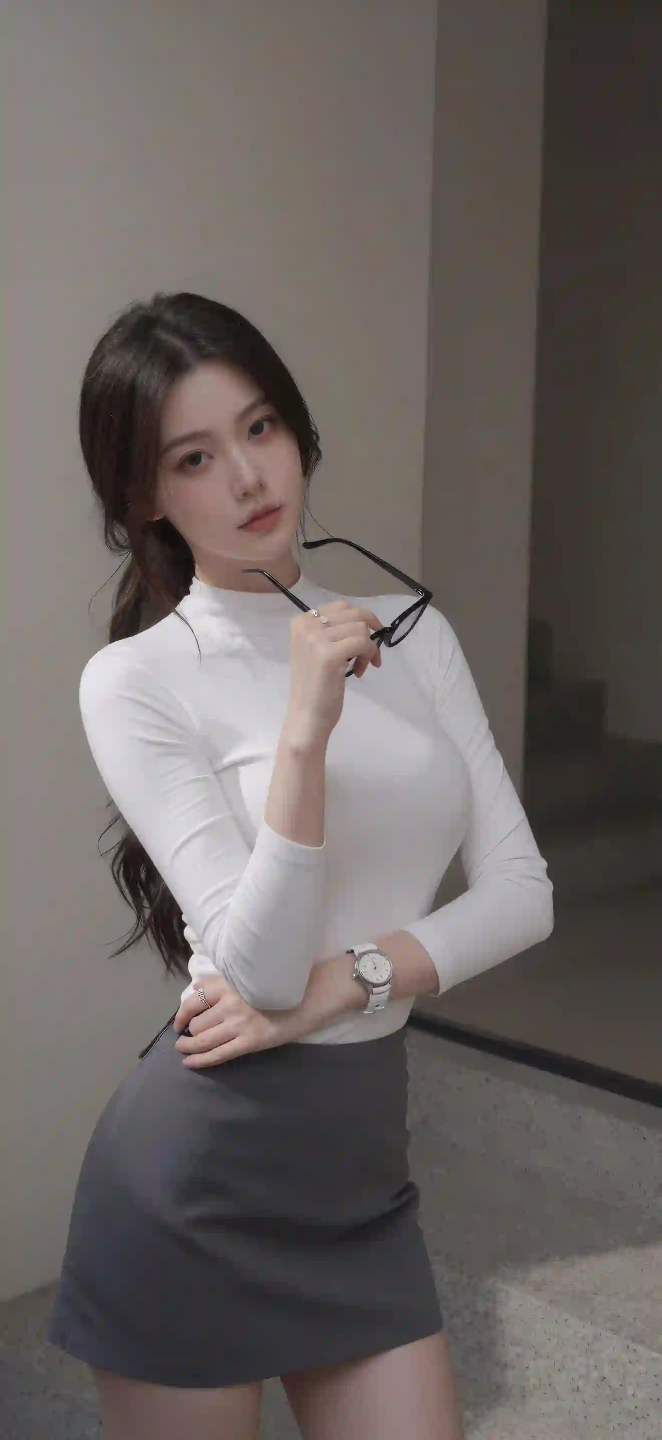 职业穿搭 白色上衣 灰色短裙 知性美女 眼镜 人像摄影
