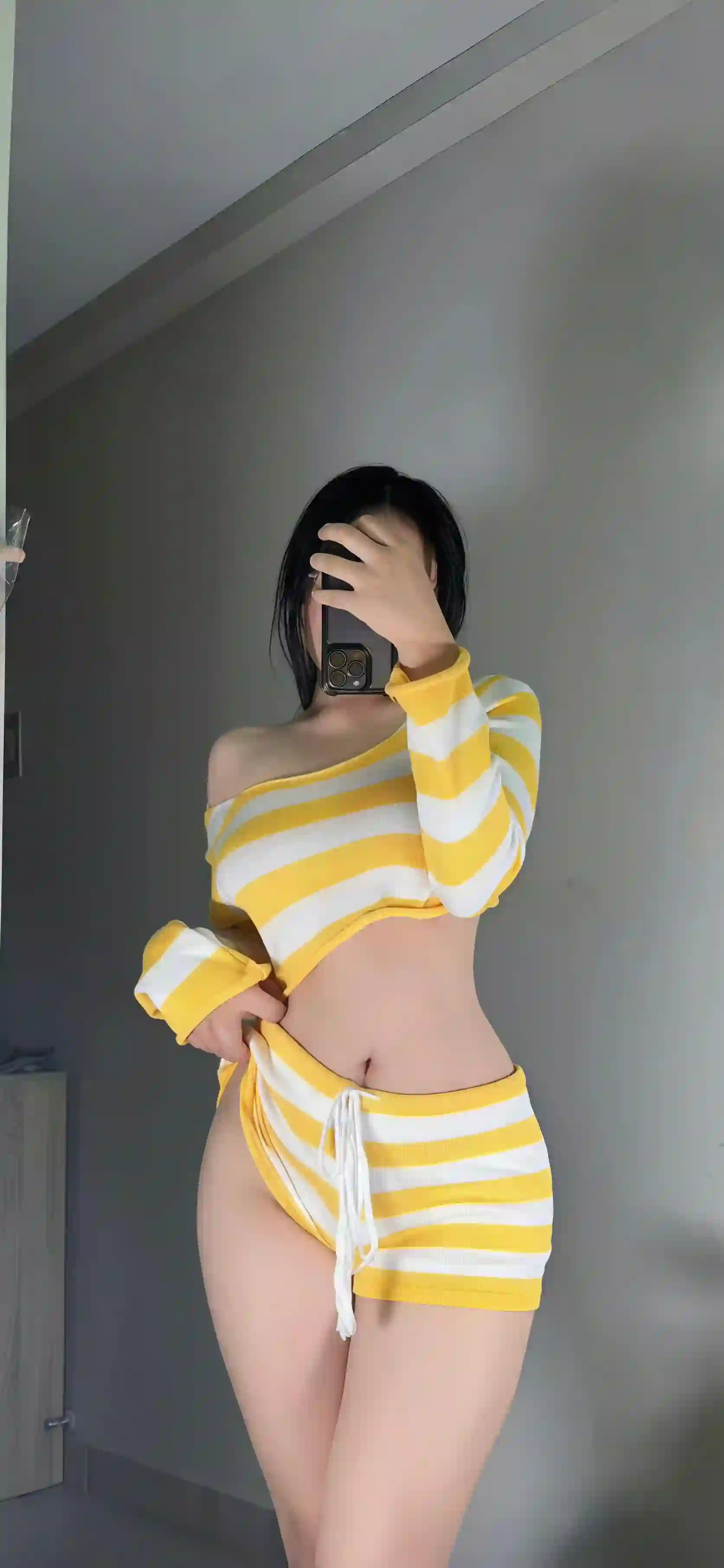 长发性感美女 时尚穿搭 黄色条纹套装 自拍