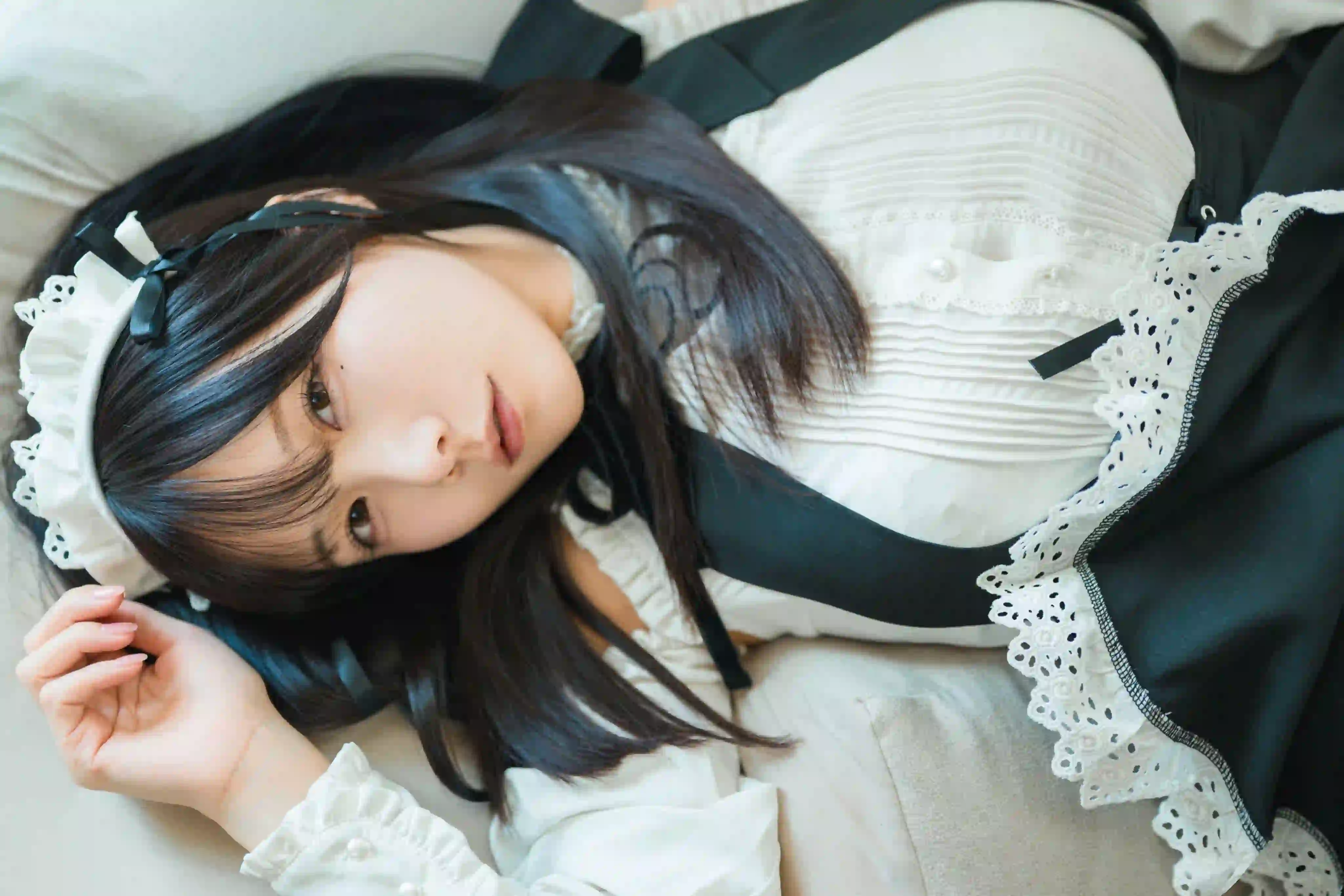长发美女 女仆穿搭 躺着 