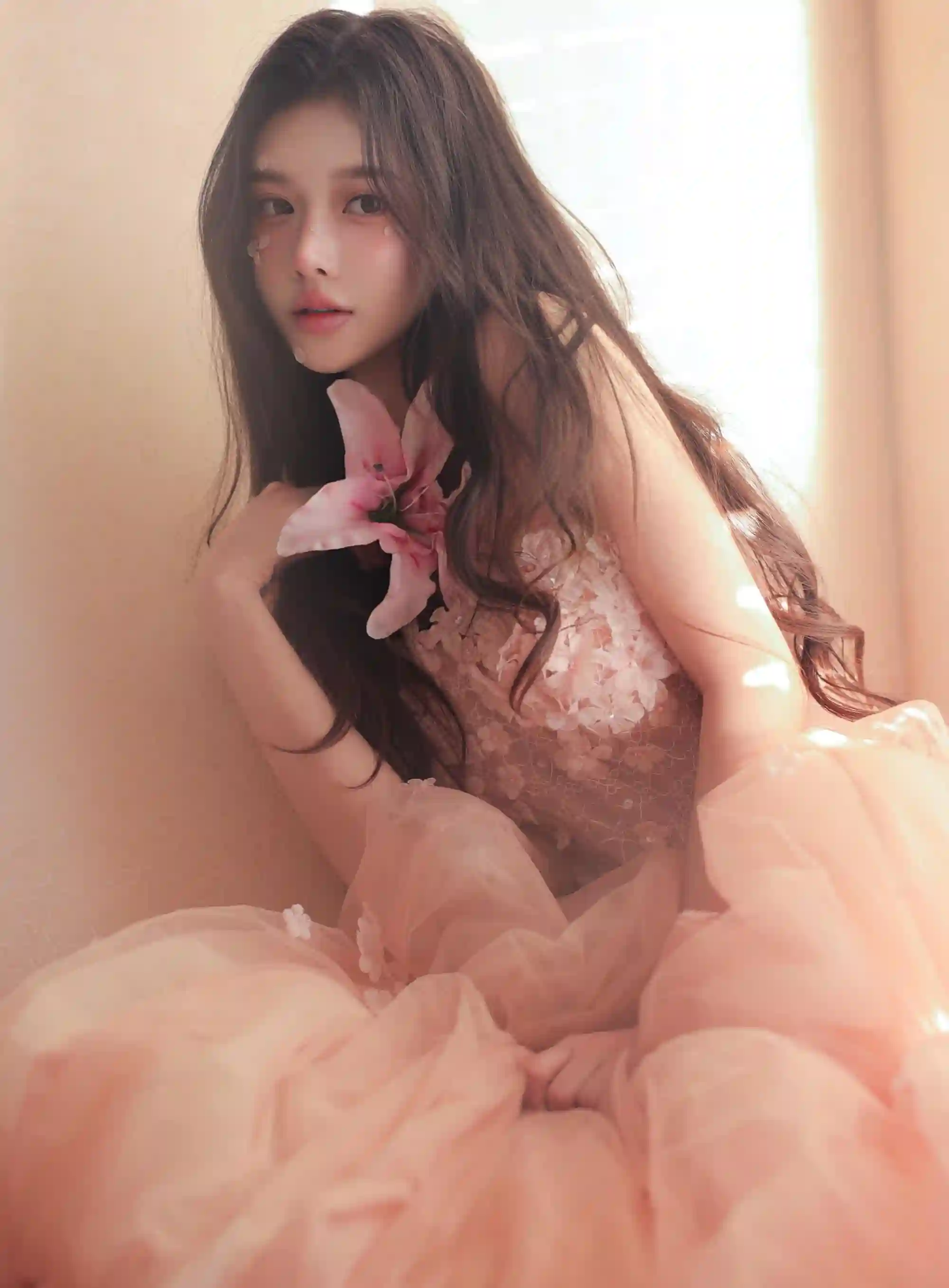 粉色长裙美女 长发美女 鲜花