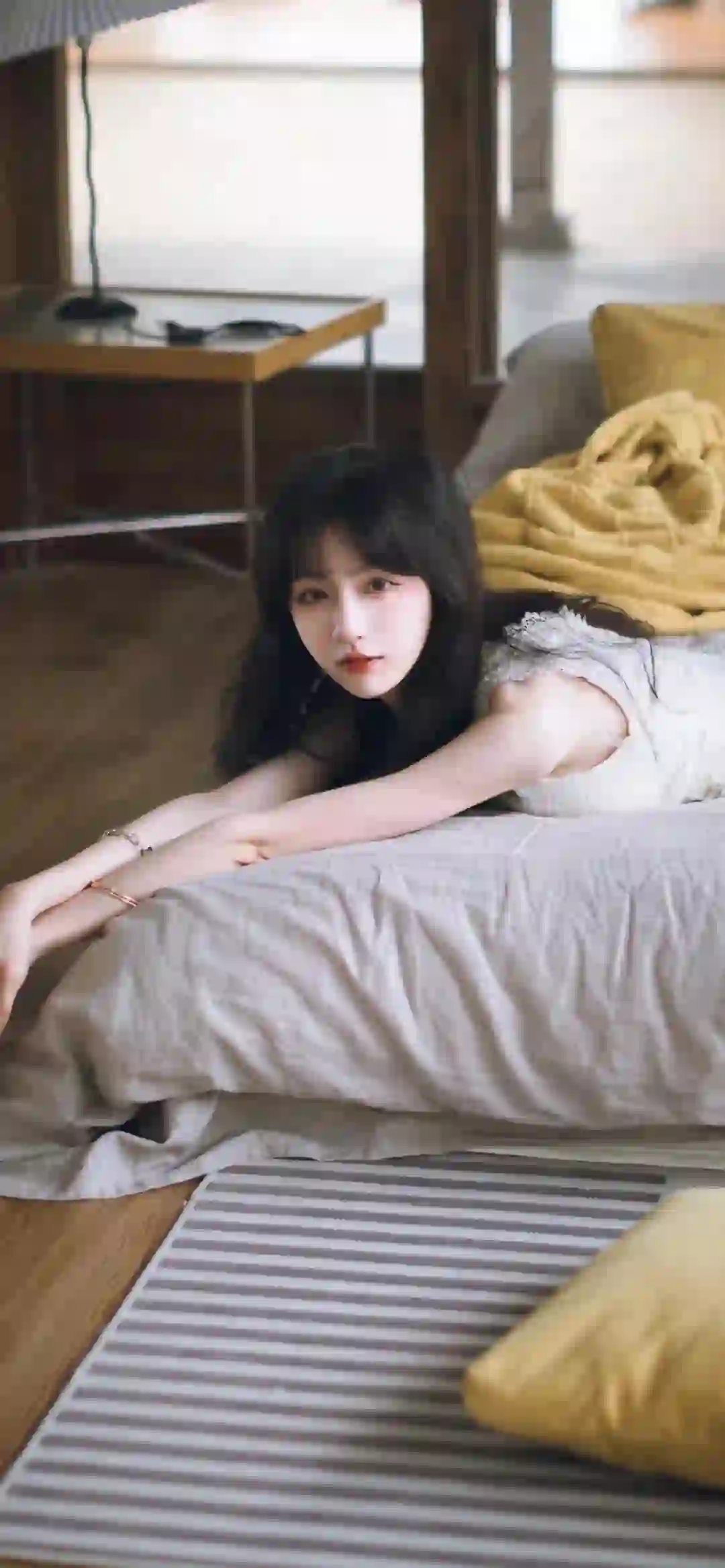 慵懒的趴在床上 长发清纯美女 居家写真