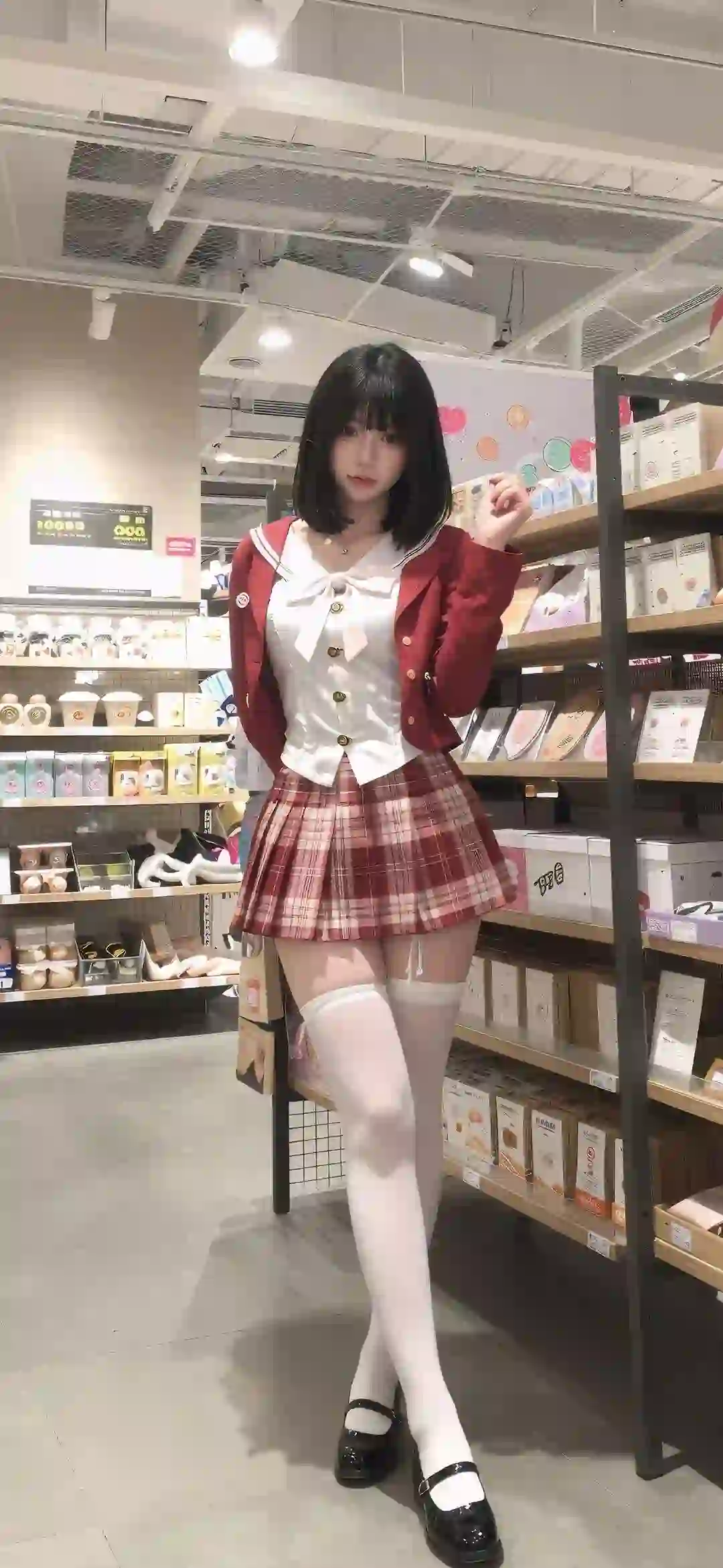 jk穿搭 制服 长腿丝袜美女 白色丝袜 红色衣服 超市 红色jk