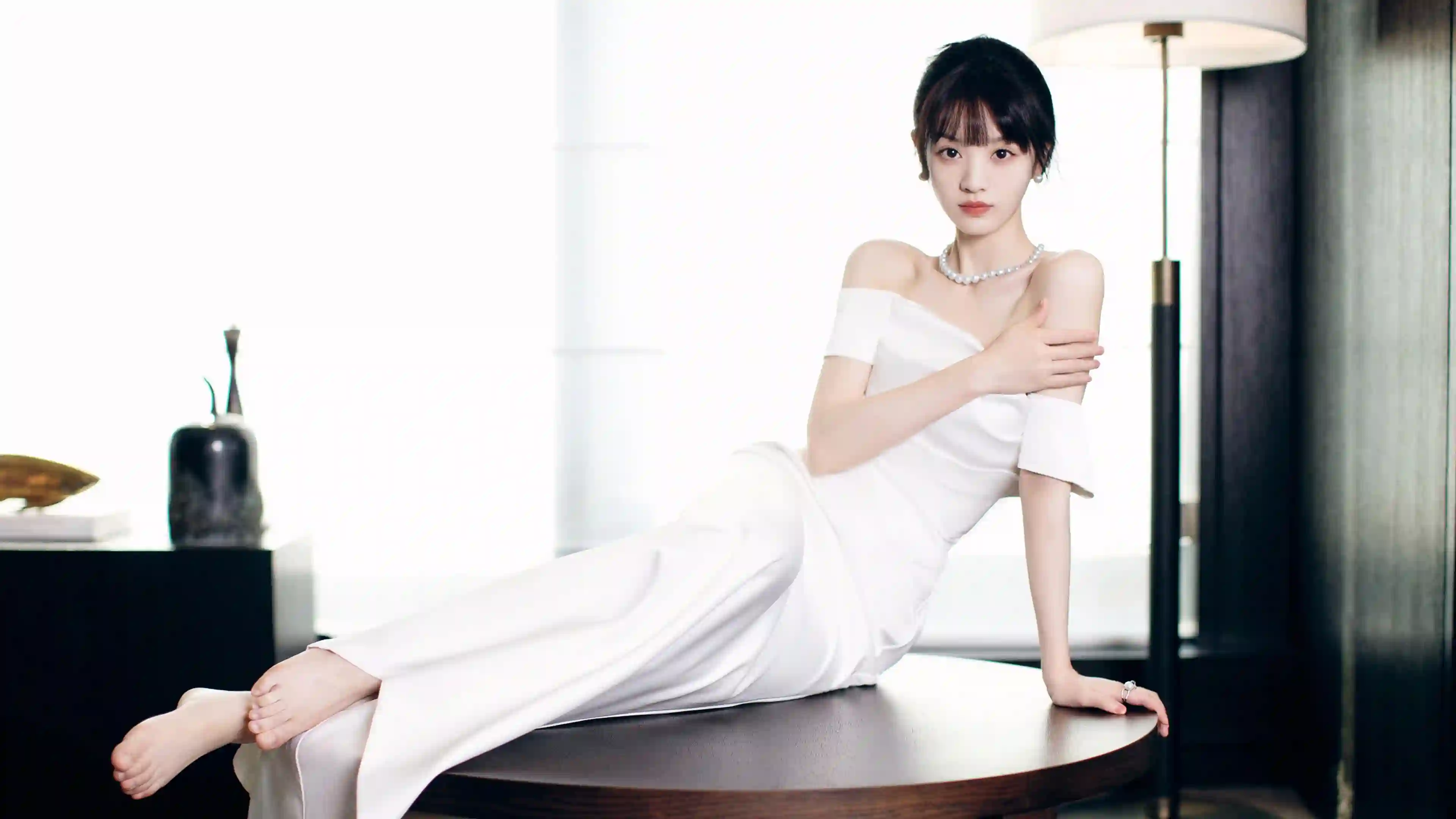 白裙抹胸美女 明星 田曦薇 长腿 白色裙子 居家写真 美女