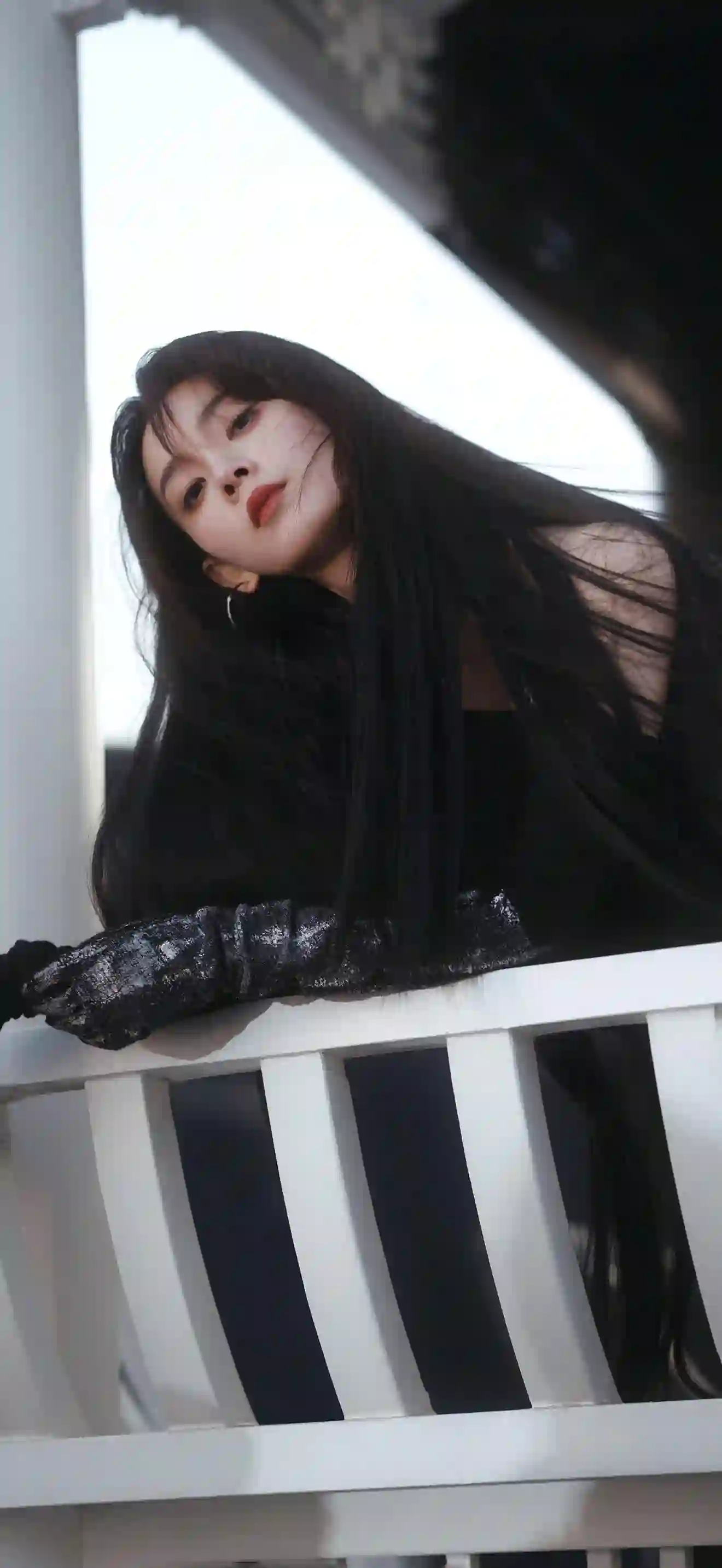 黑发美女 时尚人像 低角度拍摄 白色栏杆 冷艳优雅
