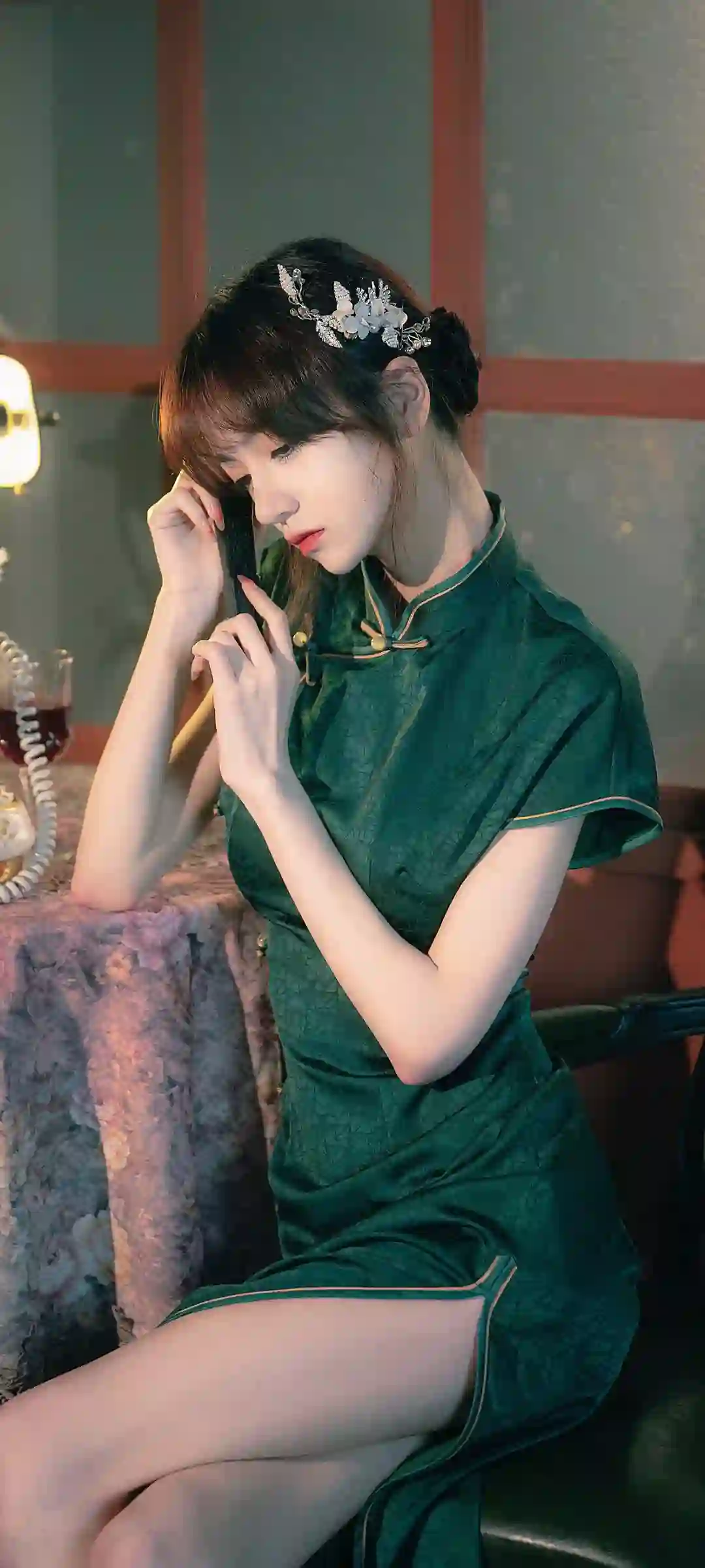 长发美女 性感 个性穿搭 绿色旗袍