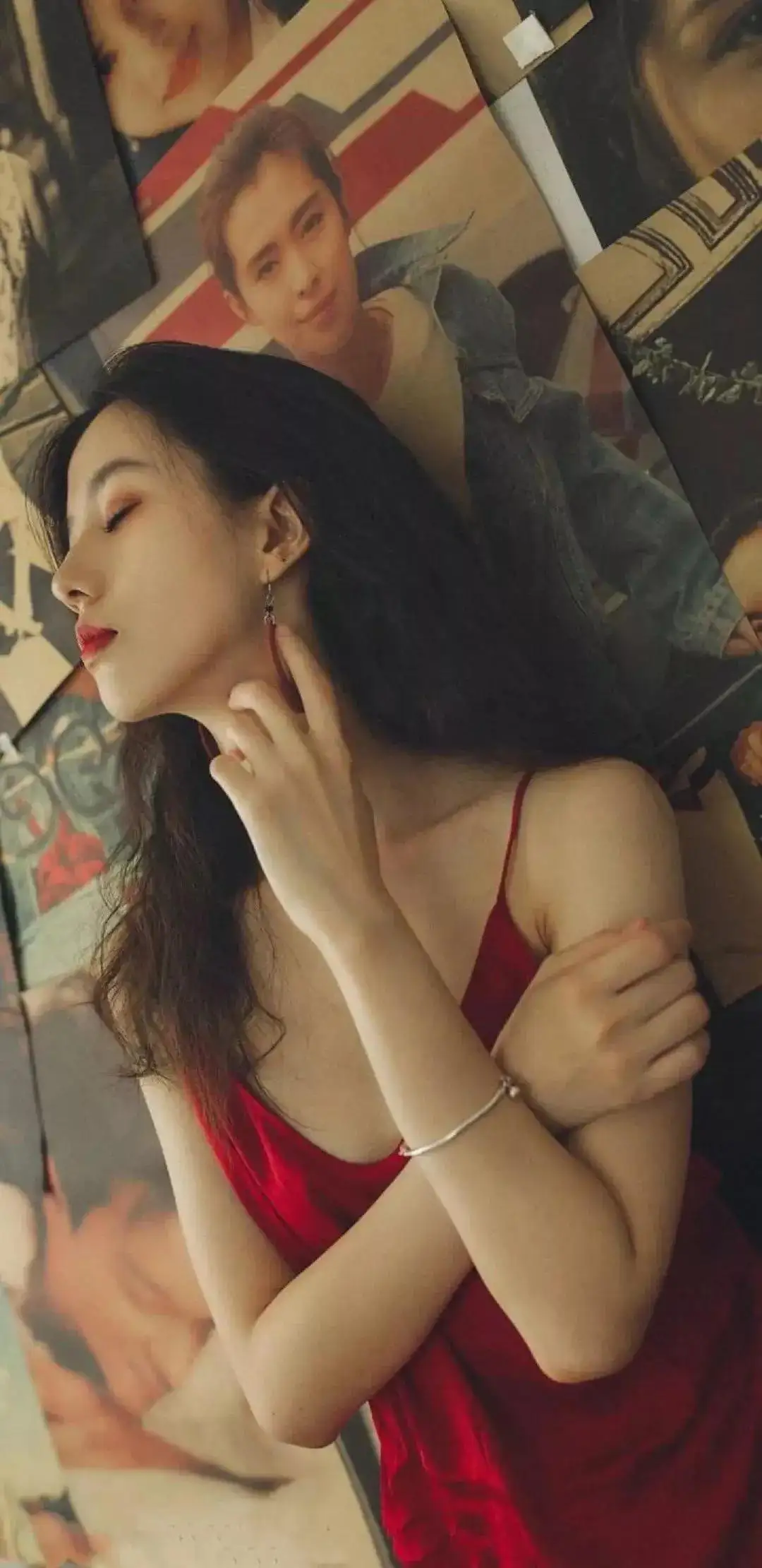 吊带红色女神，性感私房写真手机壁纸