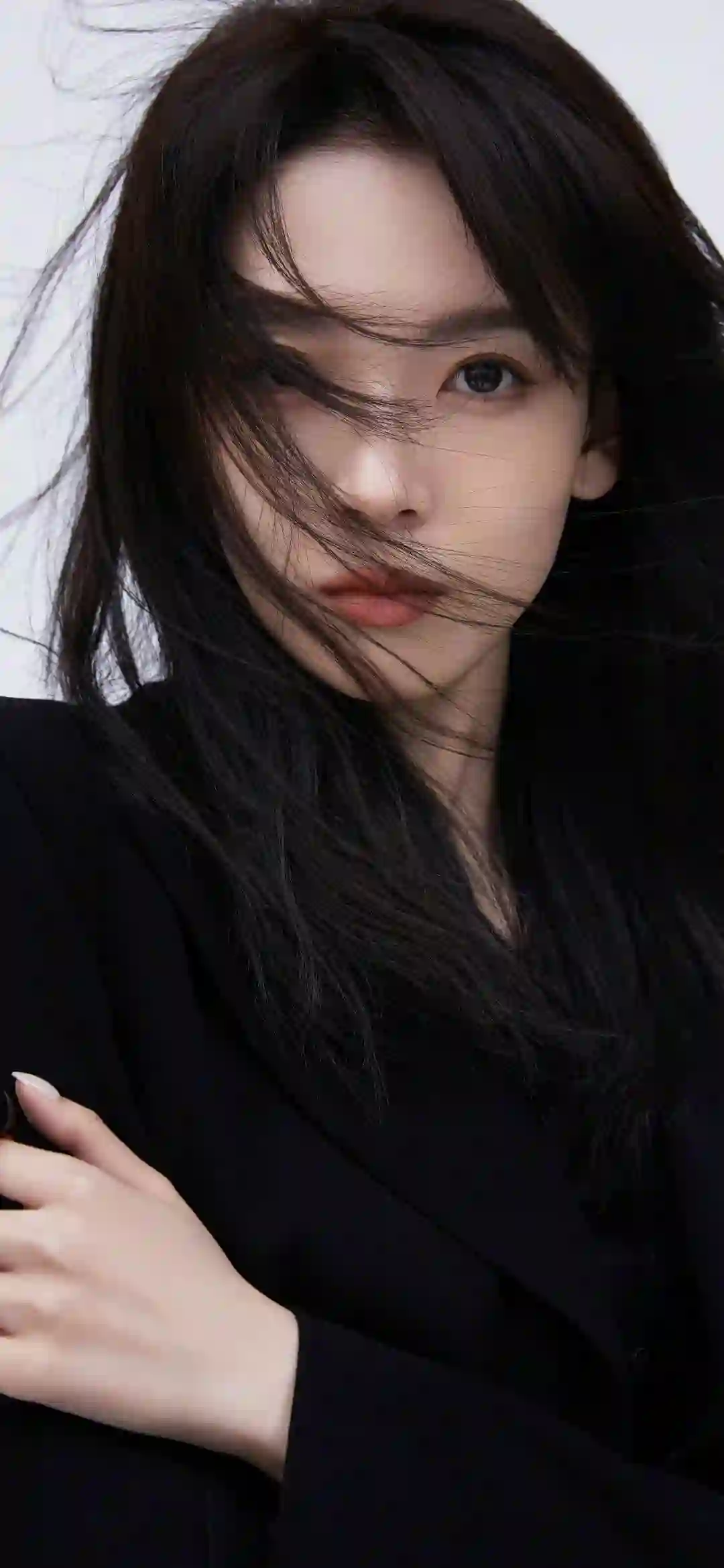 微风吹过脸颊 酷酷的女孩 黑色衣服