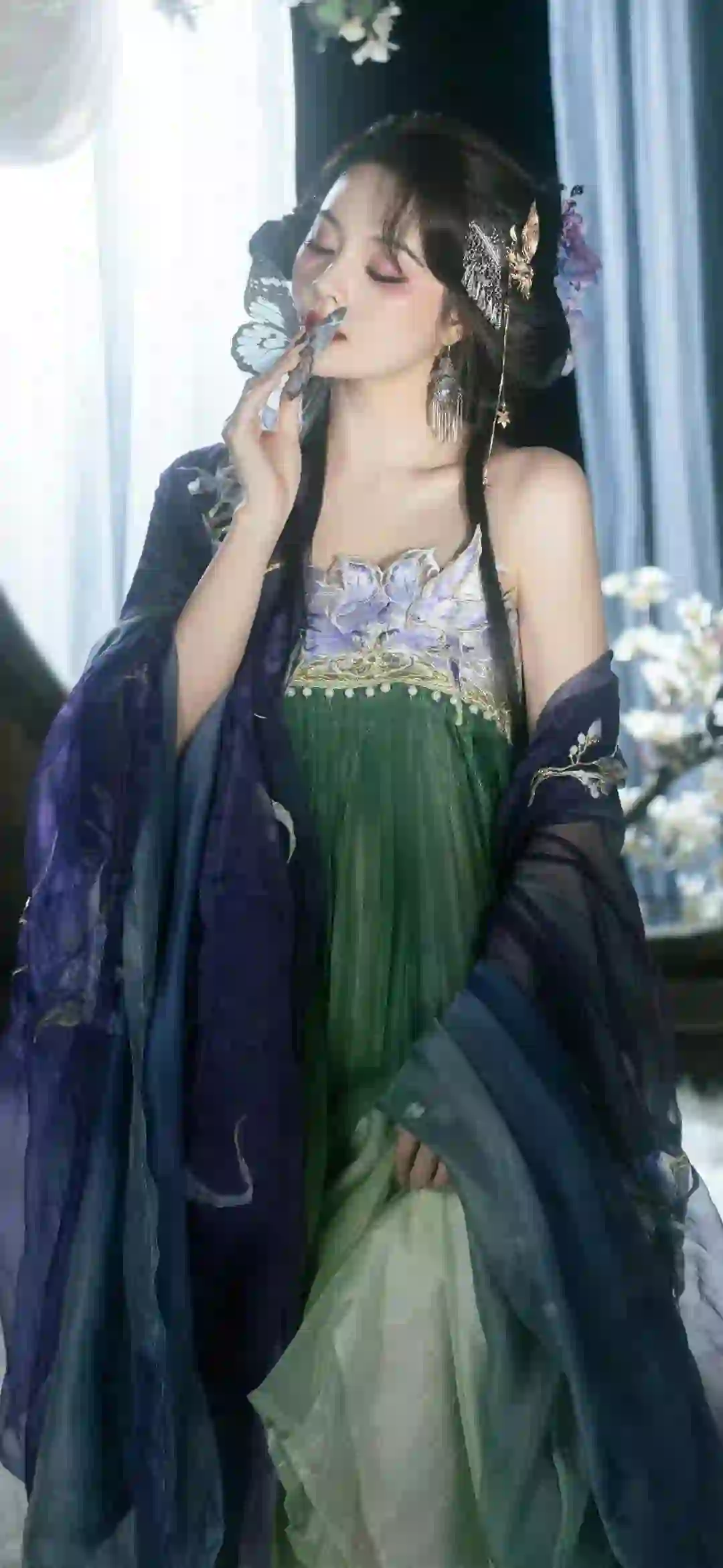 古风汉服 古风美女 漏肩穿搭 性感美女 蝴蝶元素