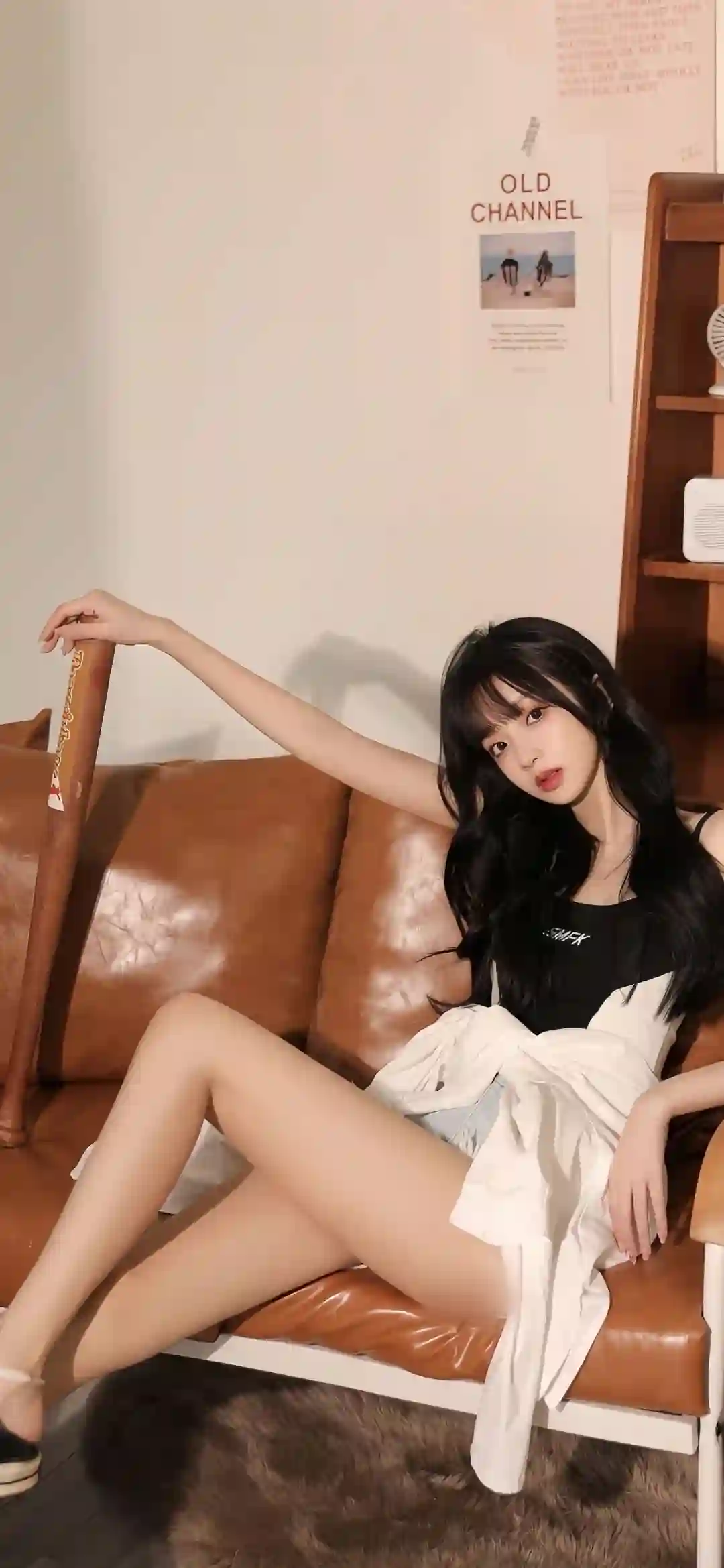 长腿美女 长发美女 坐在沙发上的长发美女 酷酷美女