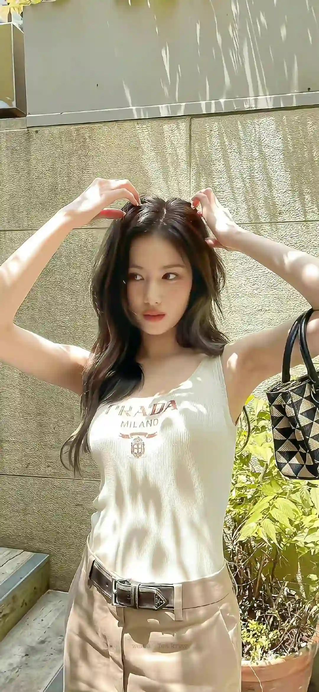 长发美女 个性穿搭 白色衣服 阳光 光影 户外