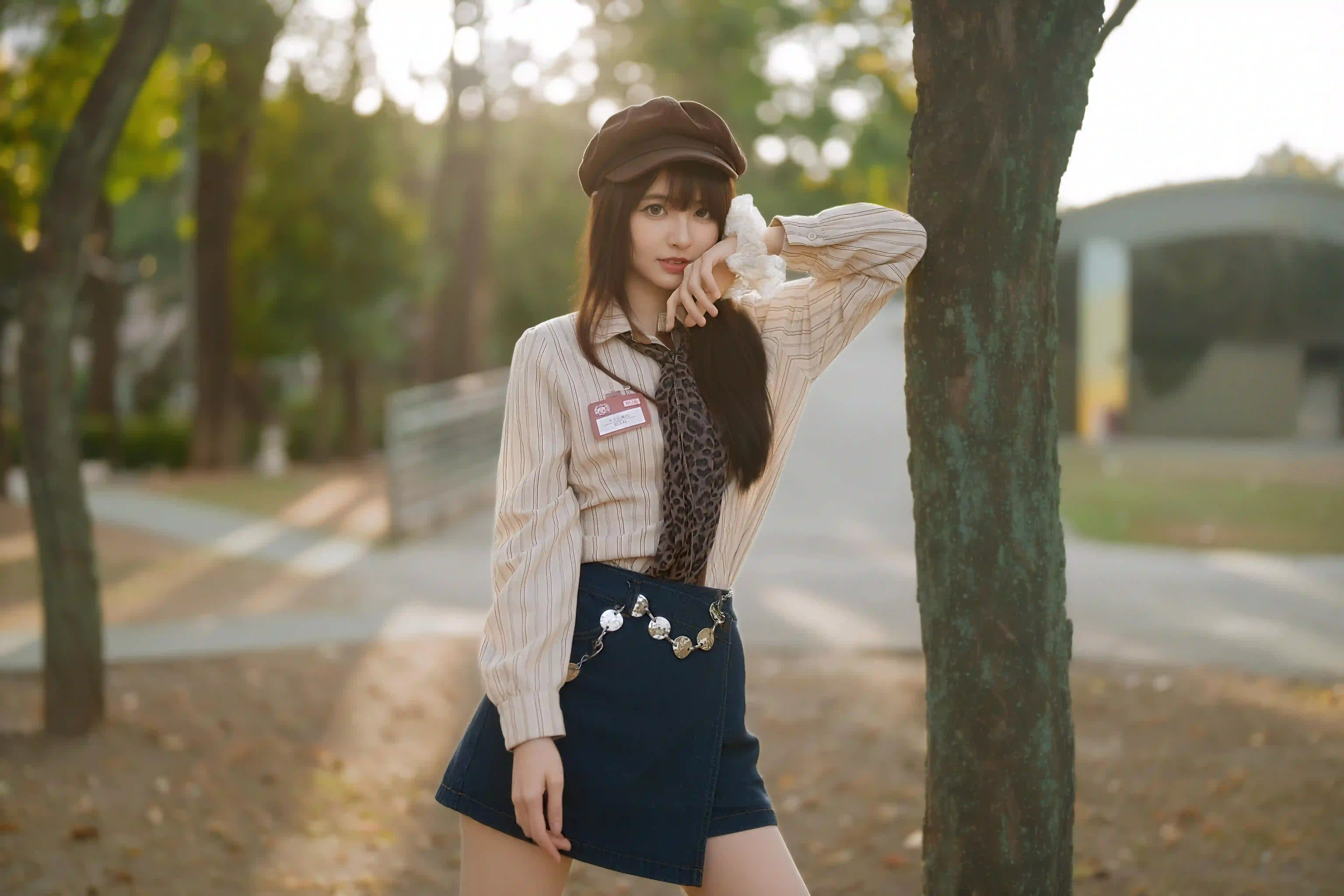 戴着帽子的女孩 长腿丝袜美女 户外 树木 短裙