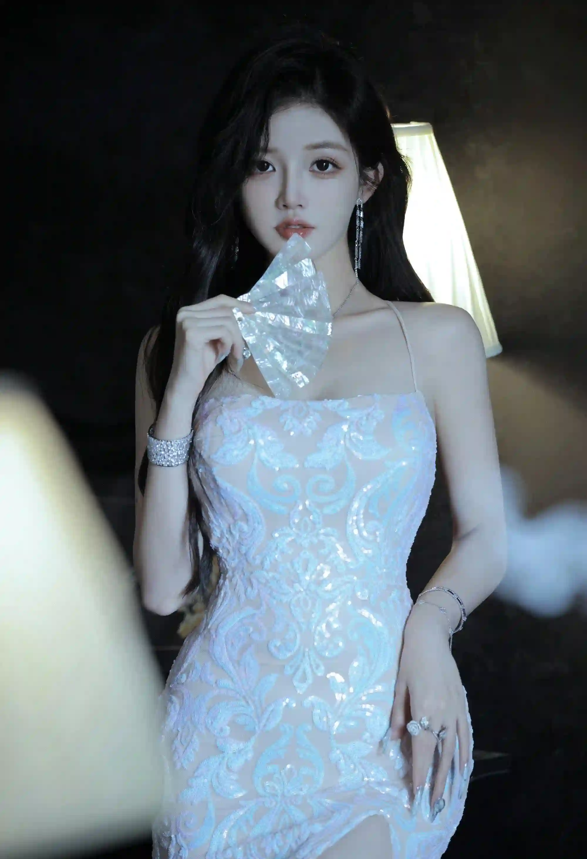 手拿小扇的长发旗袍美女 吊带装