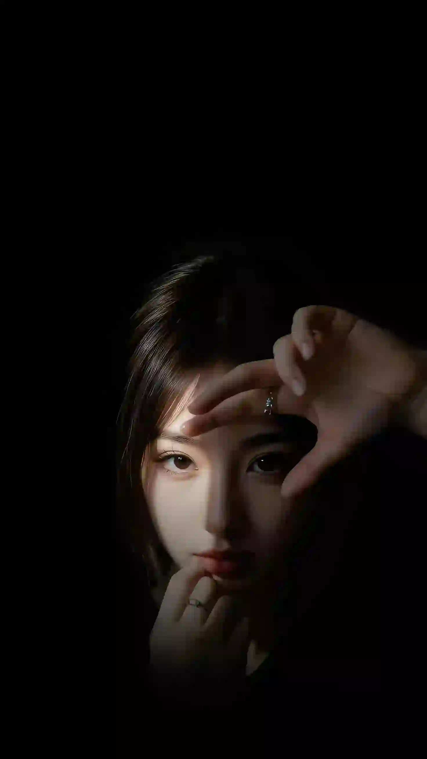 光影 黑暗背景 黑色背景 仓房美女 强烈对比