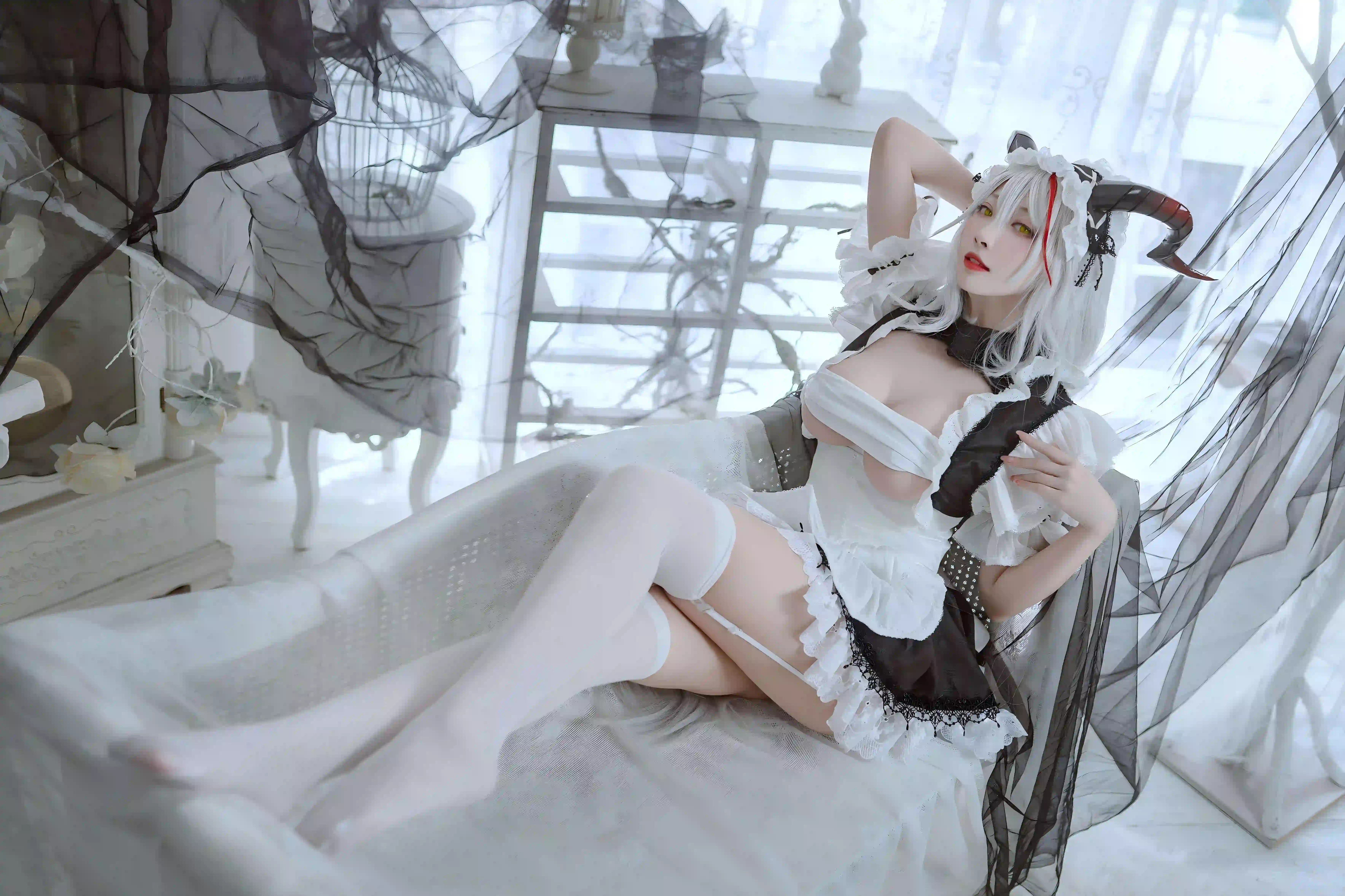 白色头发 长发美女 Coser 白色丝袜 性感姿势