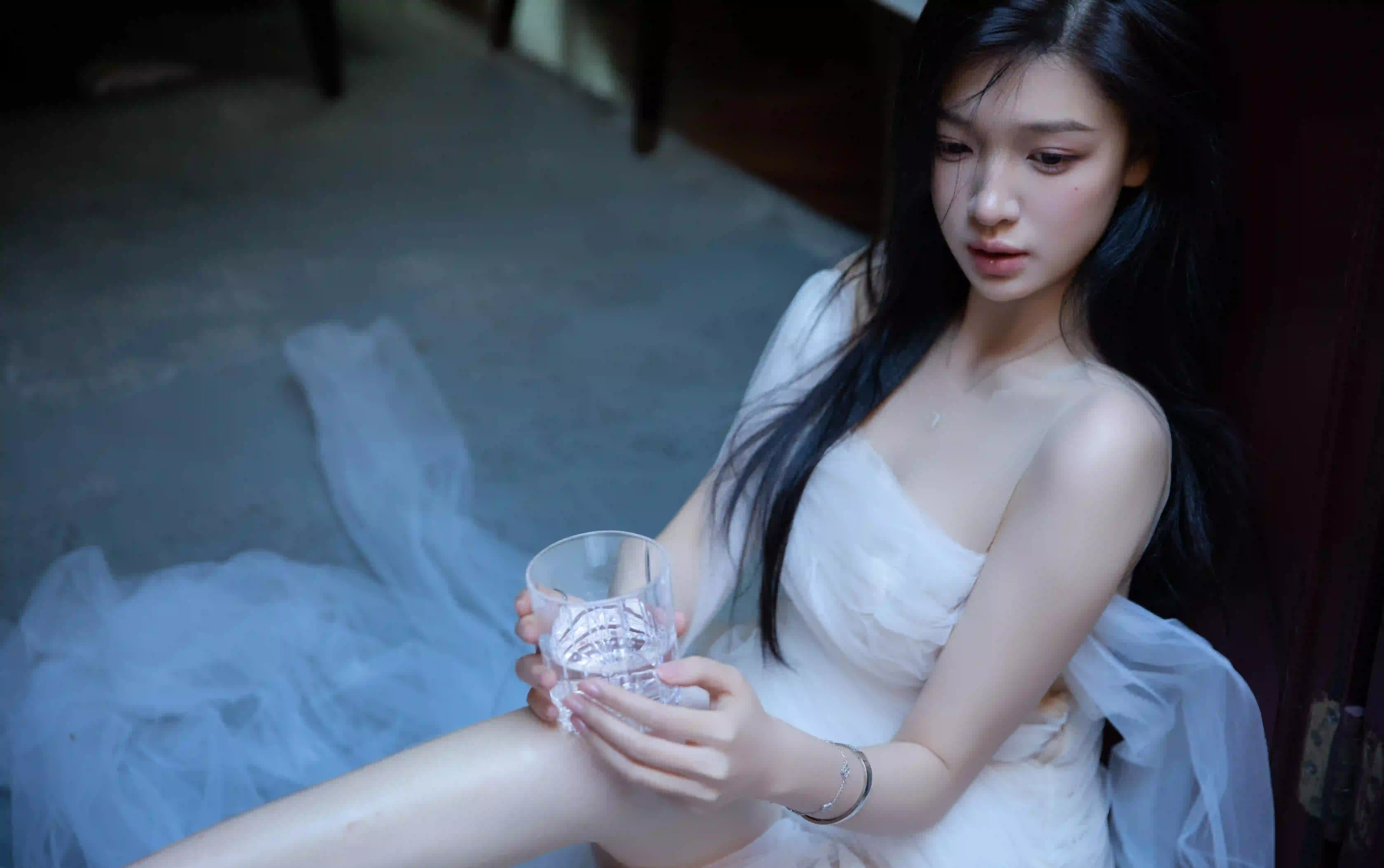水杯 玻璃水杯 白色抹胸长裙 长腿美女