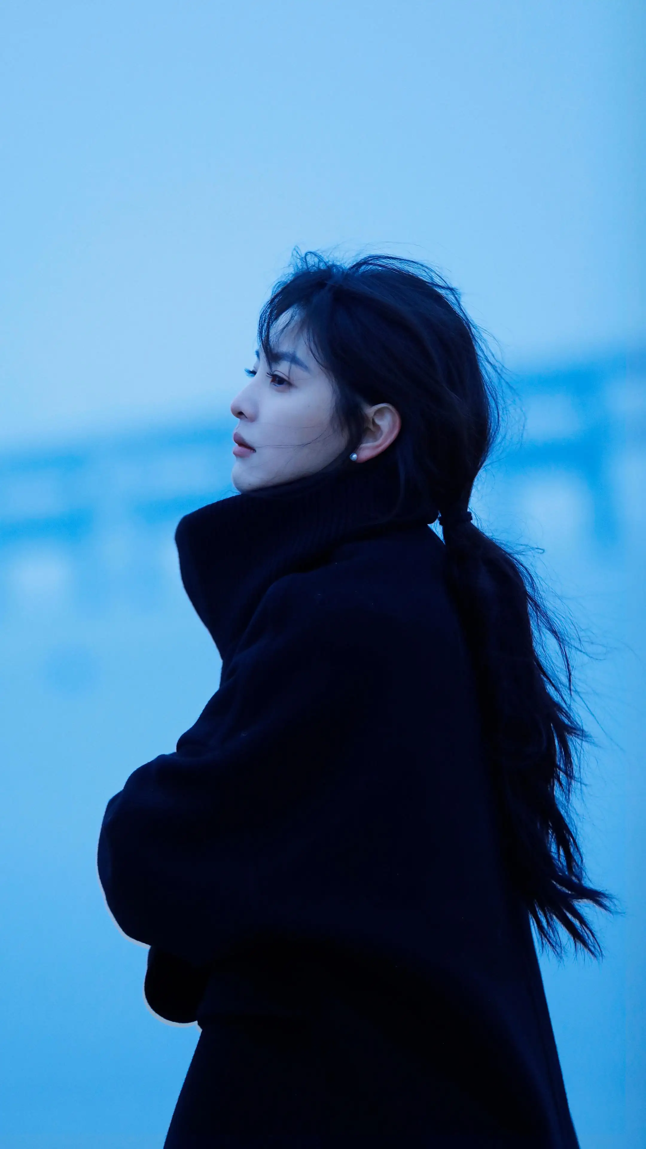 黑色外套美女侧脸章若楠4K手机壁纸