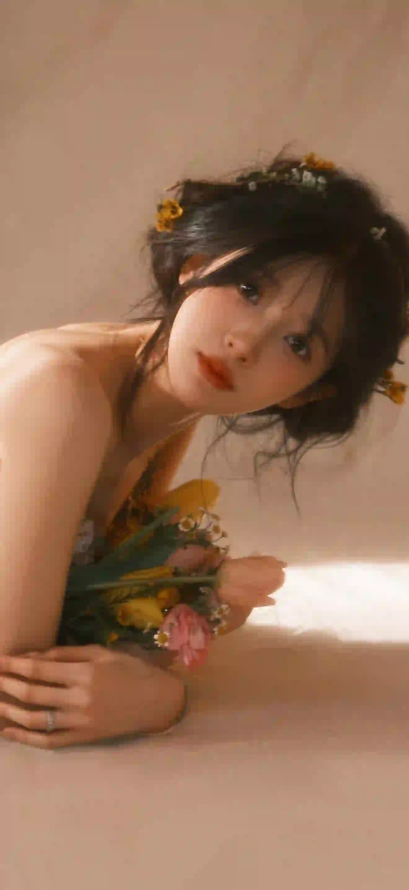 长发清纯美女 白色婚纱 手捧鲜花 白裙 小清新