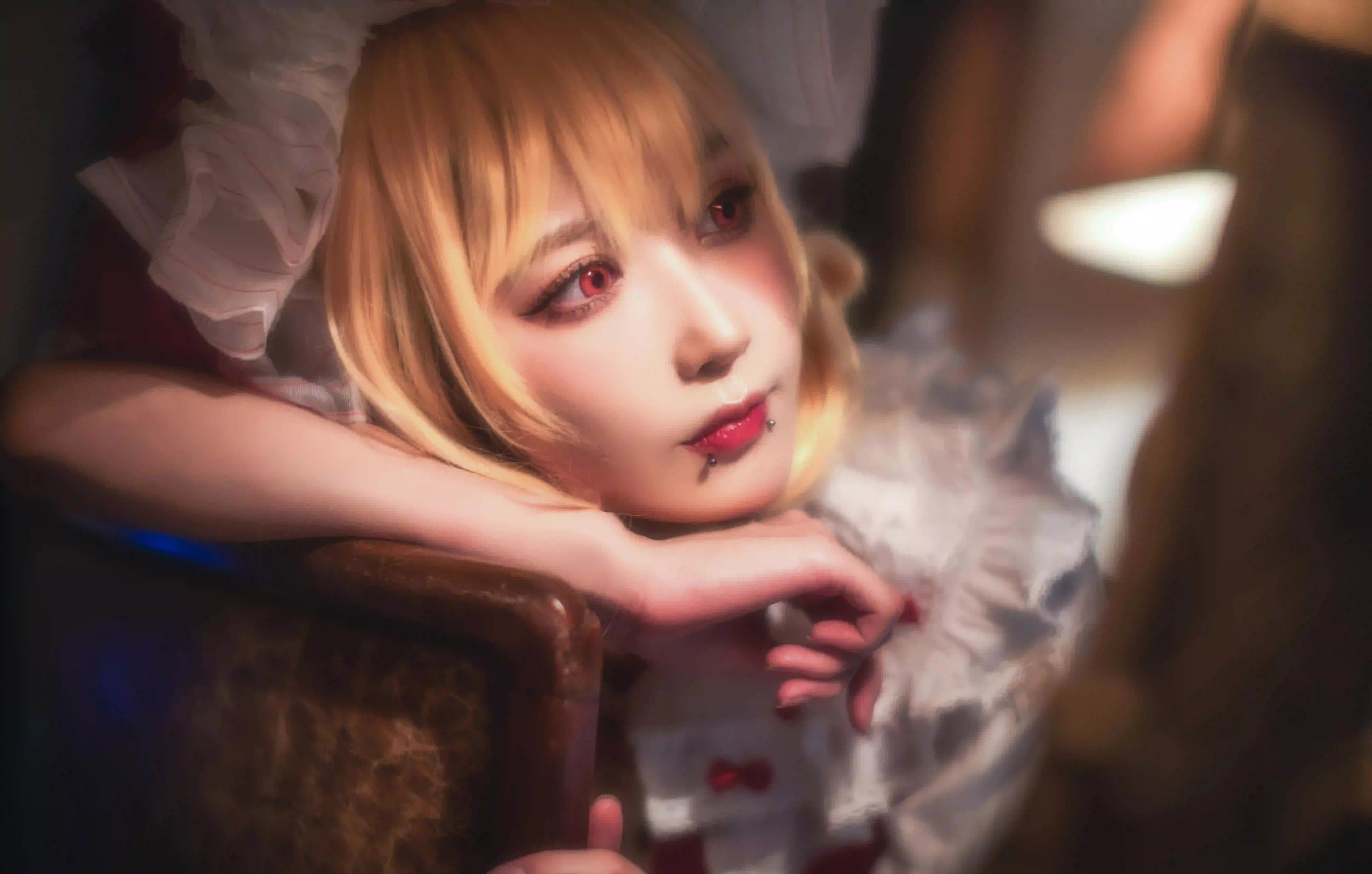 长发美女 黄色头发 红色裙子 美女Coser 美瞳