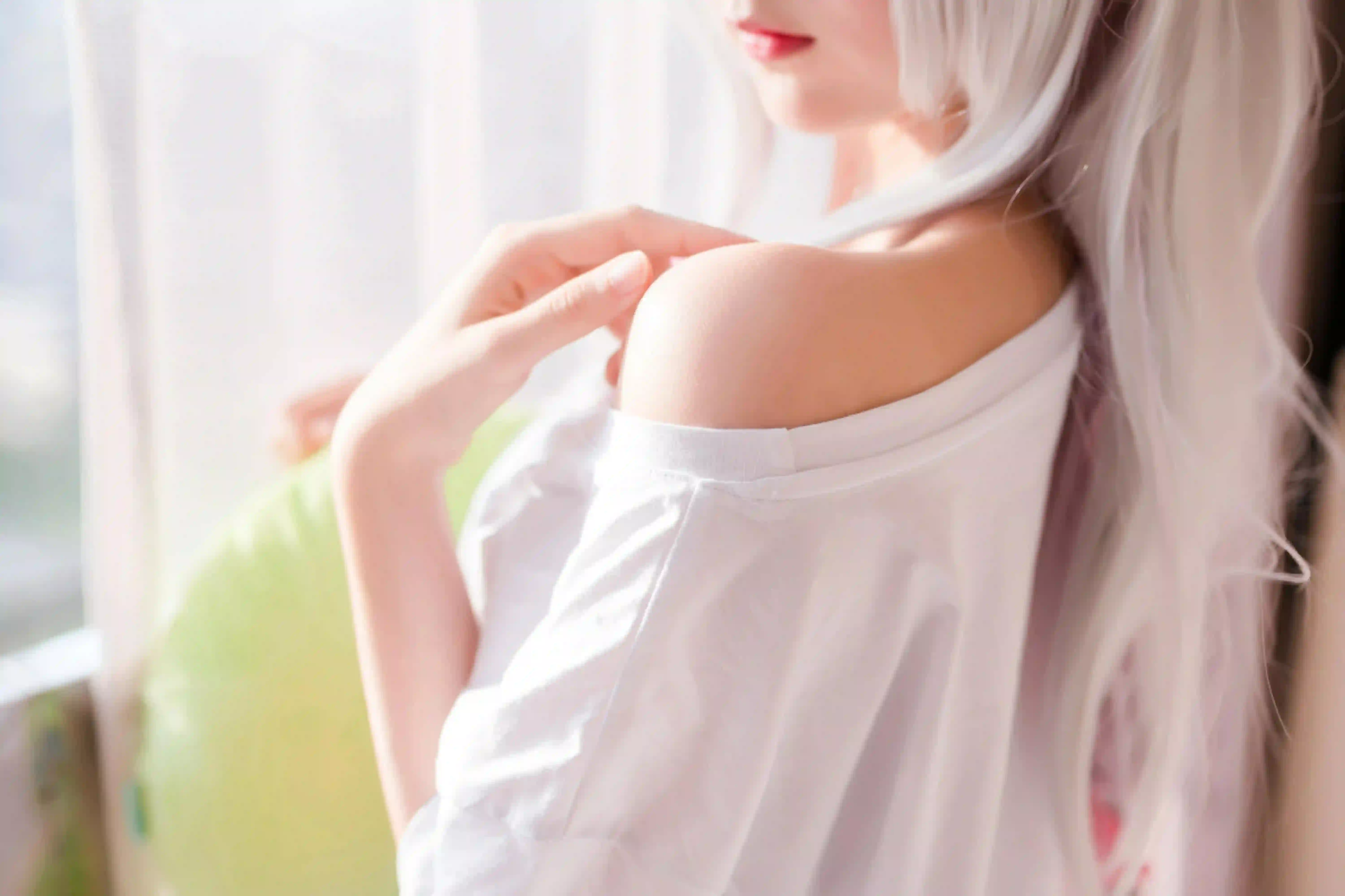 白色长发 可爱女孩 居家写真 窗户