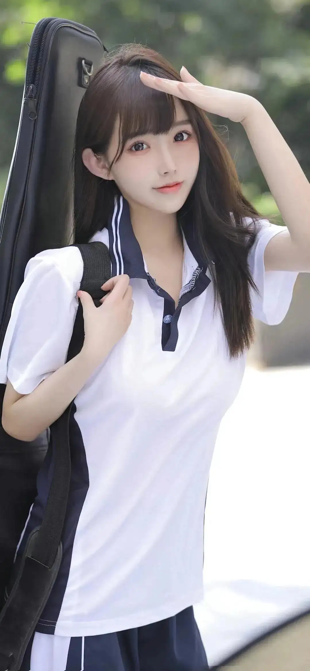 背着琴的长发可爱学习装美女