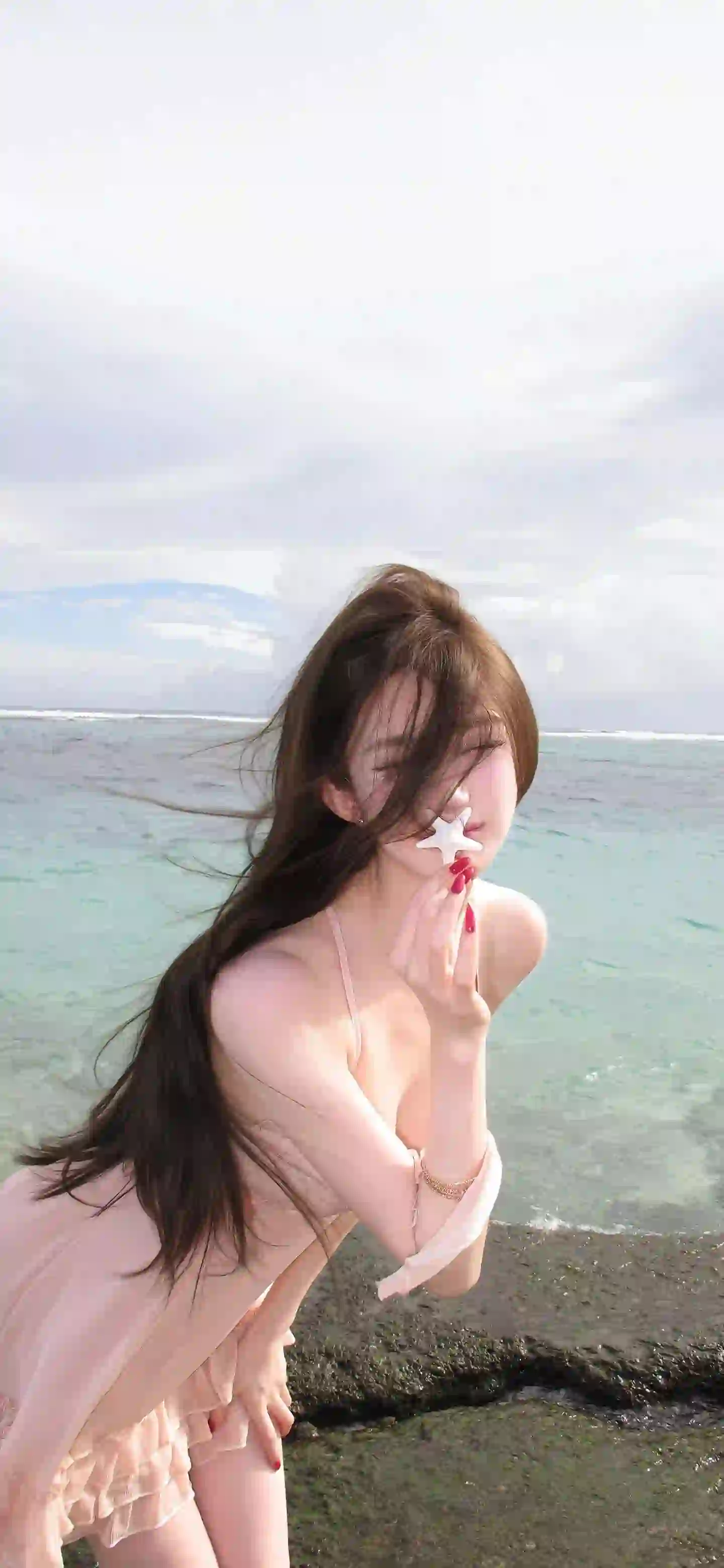手拿花朵的可爱女孩 户外 粉色短裙 吊带裙 户外 海 浪 微风