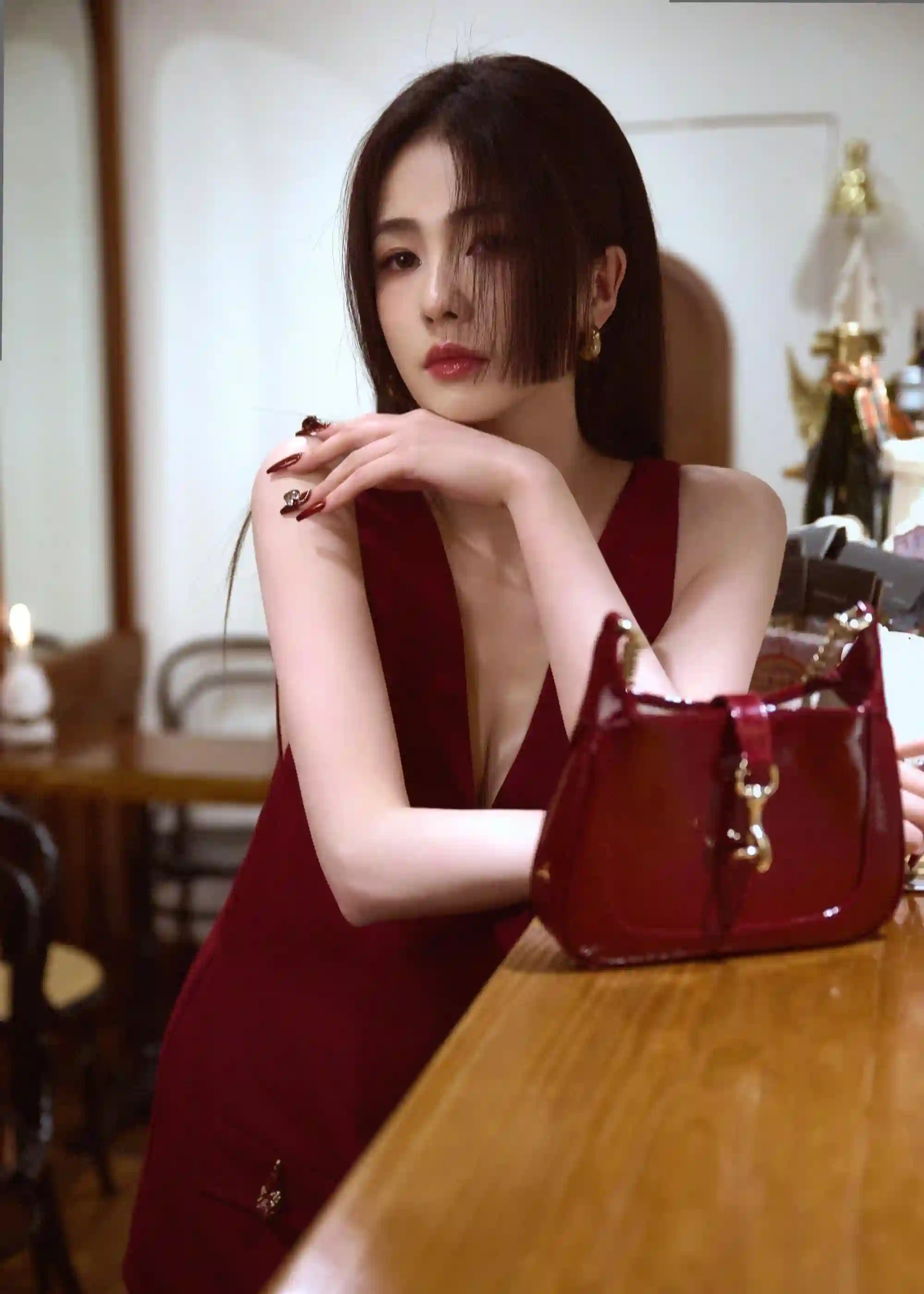 明星白鹿 长发 红裙