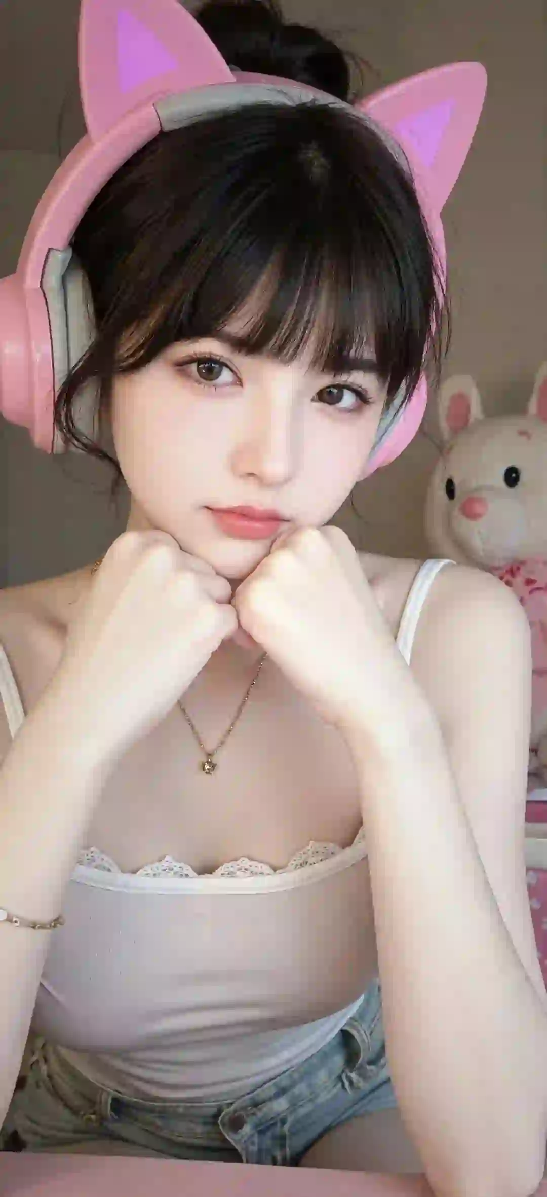 美女 长发美女 性感 吊带美女 粉色耳机