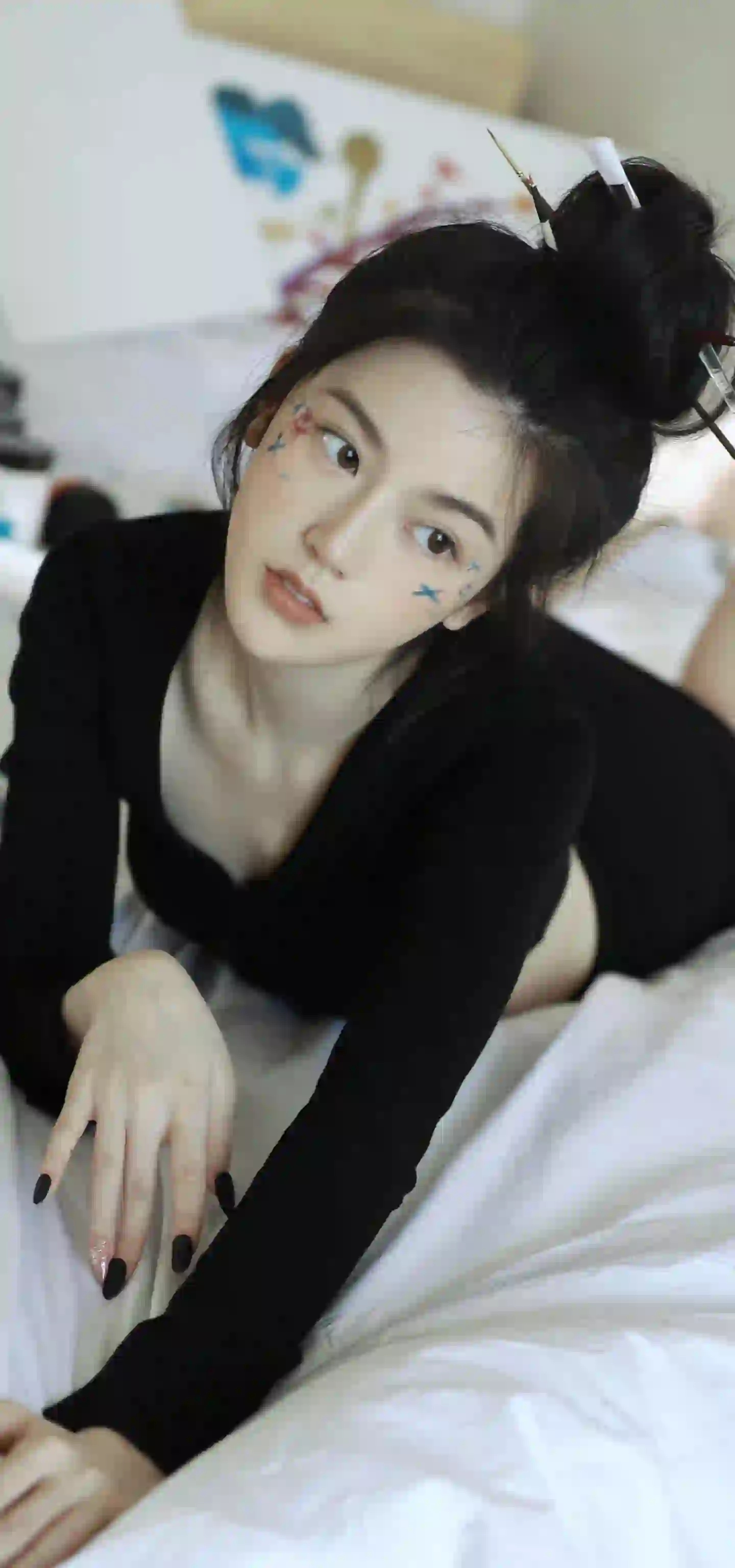 艺术彩妆 长发清纯美女 居家写真 黑色衣服