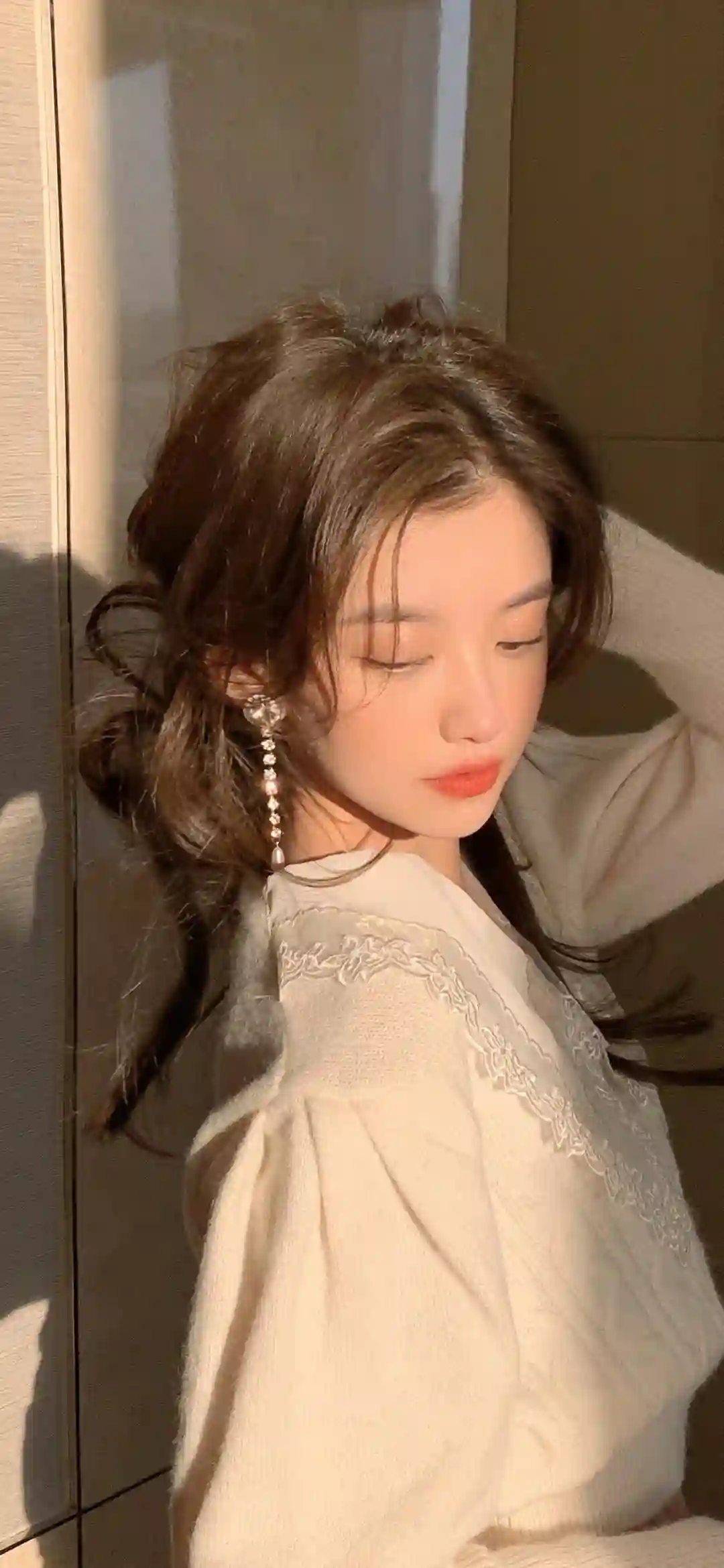 阳光照在脸上 长发清纯女孩 居家写真 太阳光