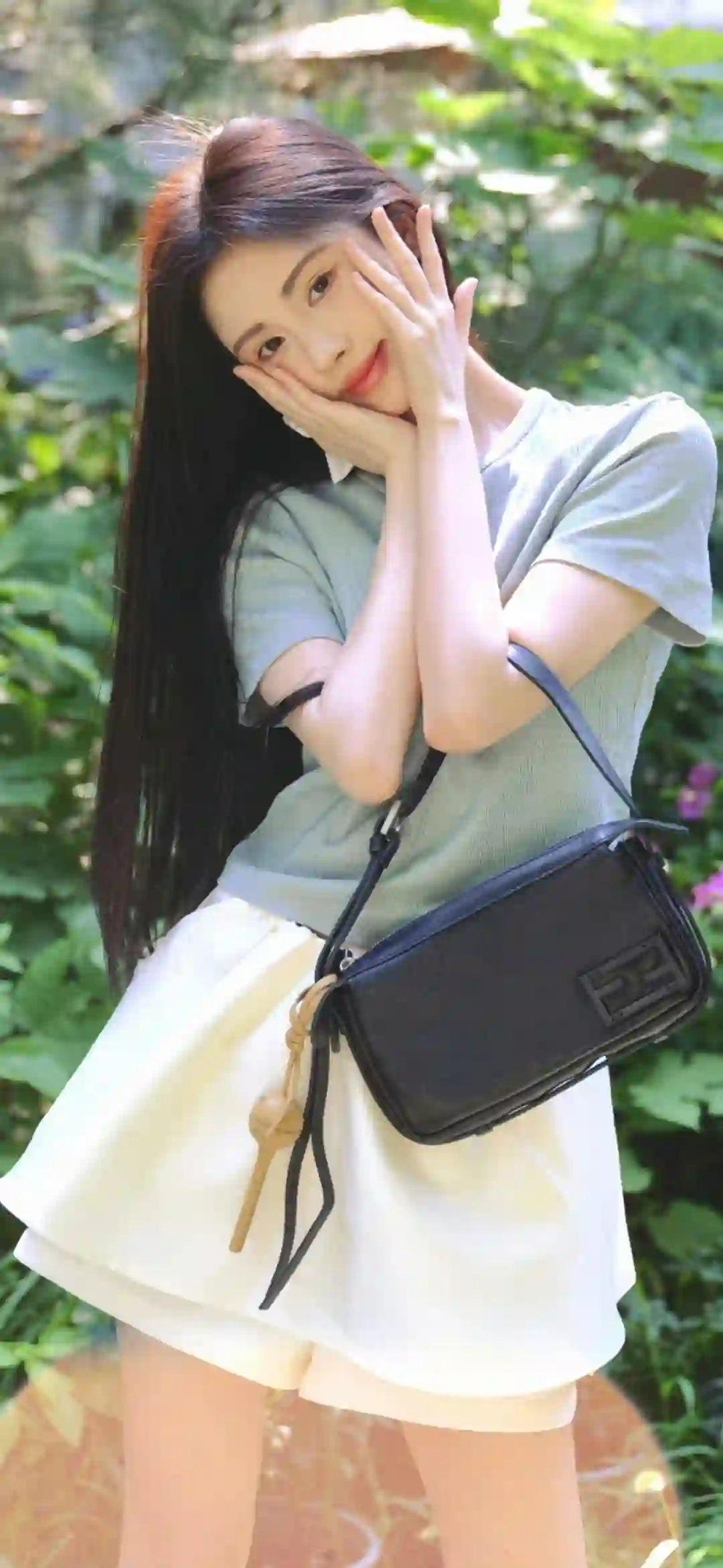 美女明星壁纸 鞠婧祎 可爱风格 时尚短裙