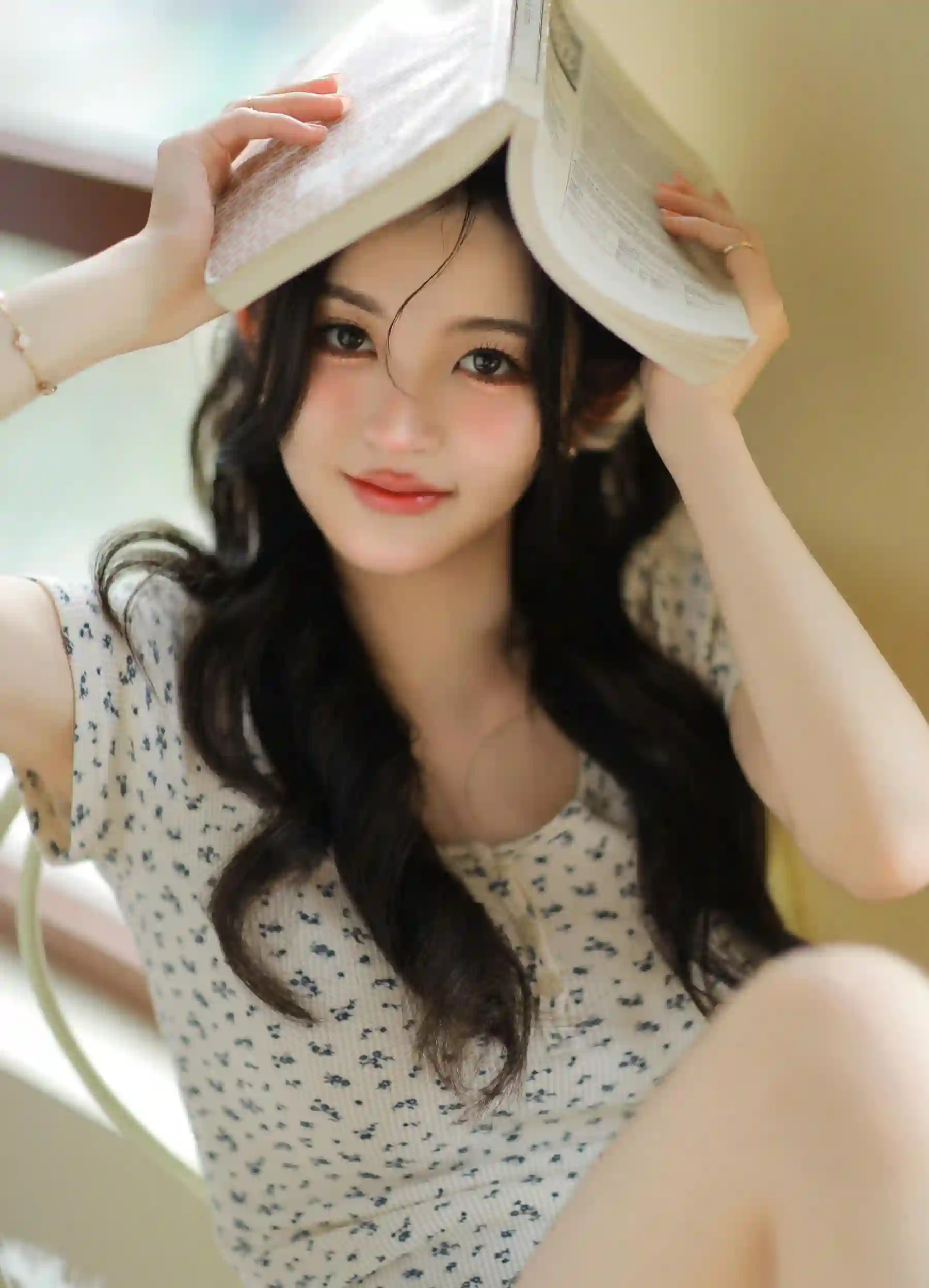 头顶书籍的可爱长发美女 斑点裙 居家写真