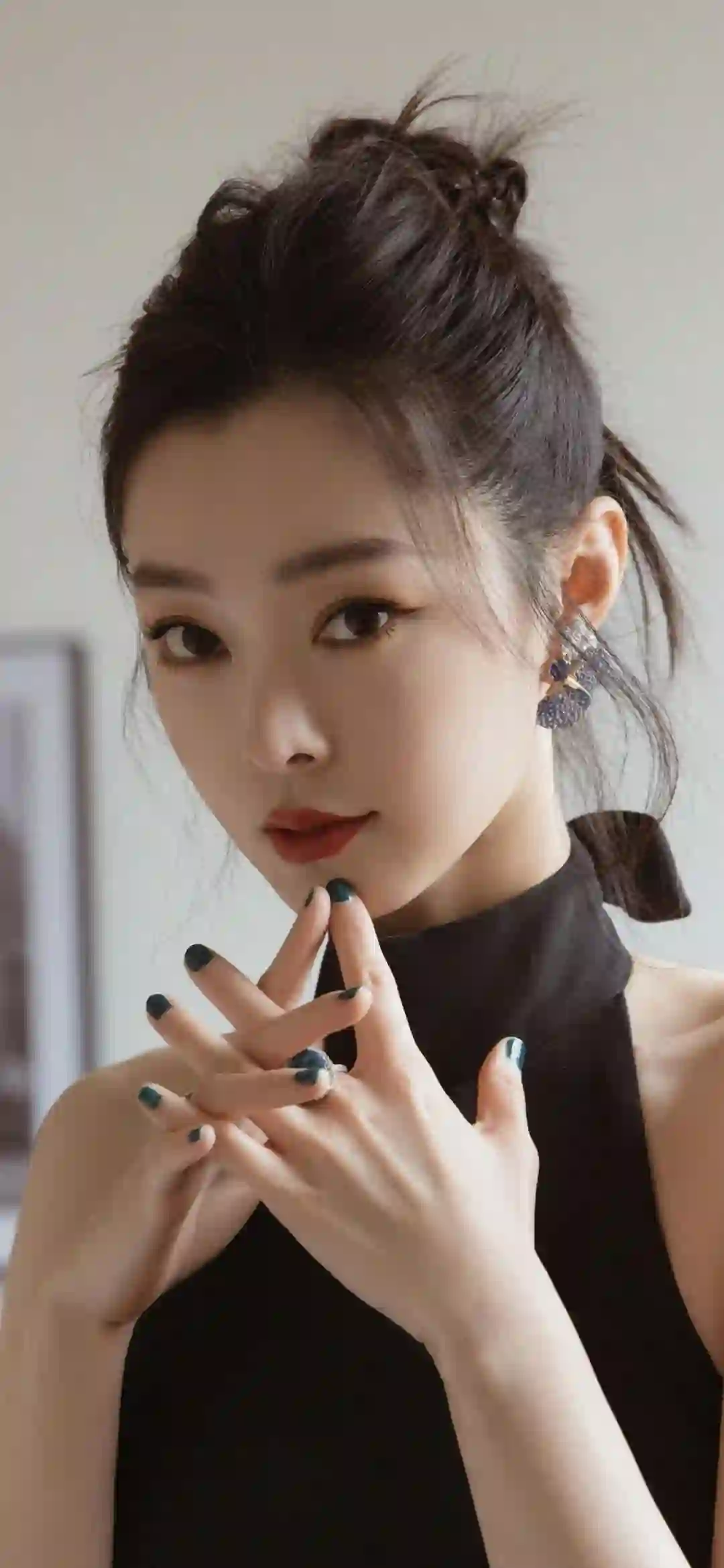 美女明星壁纸 黑色衣服 宋轶