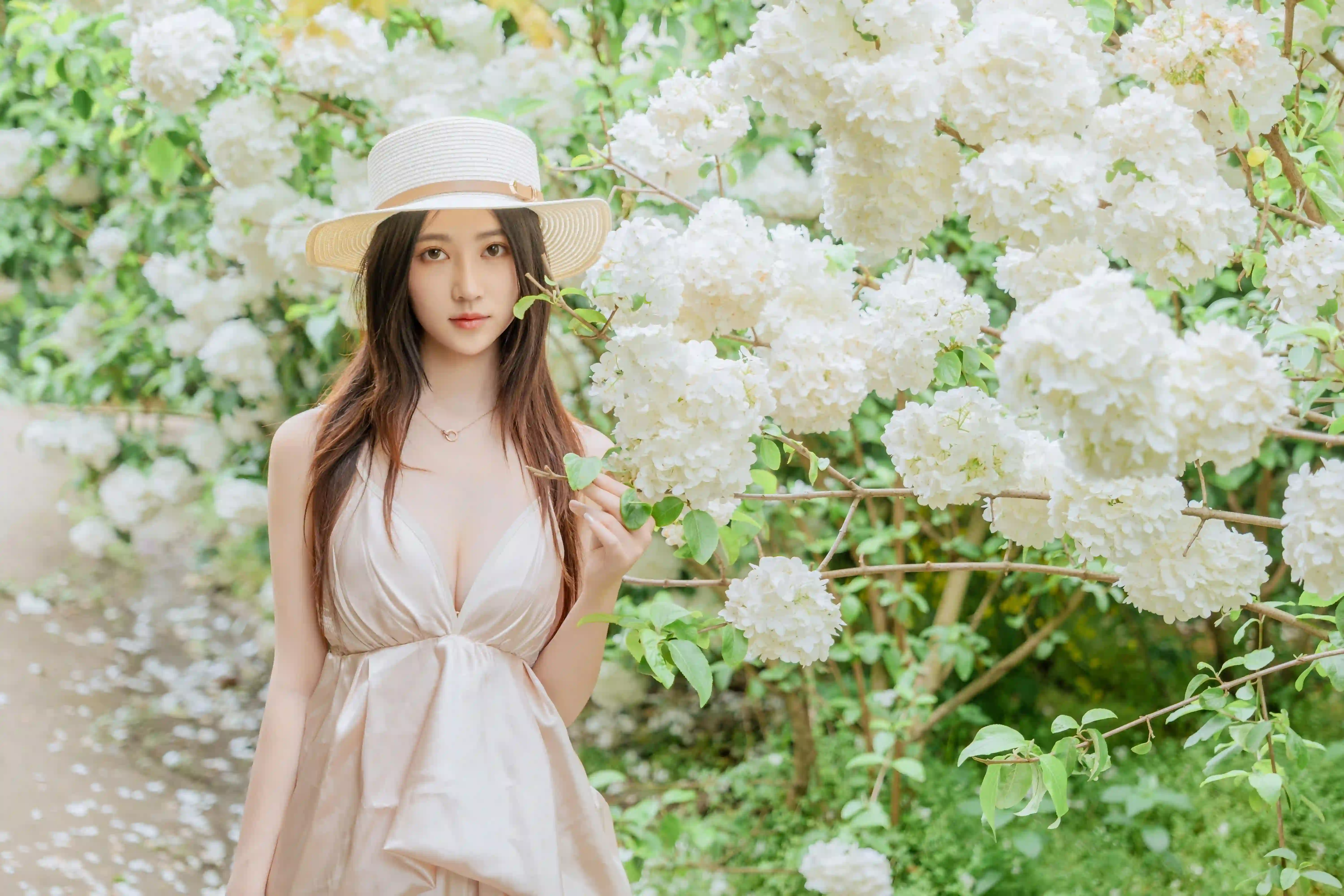 长发清纯美女 白色裙子 白色花朵 帽子 性感 