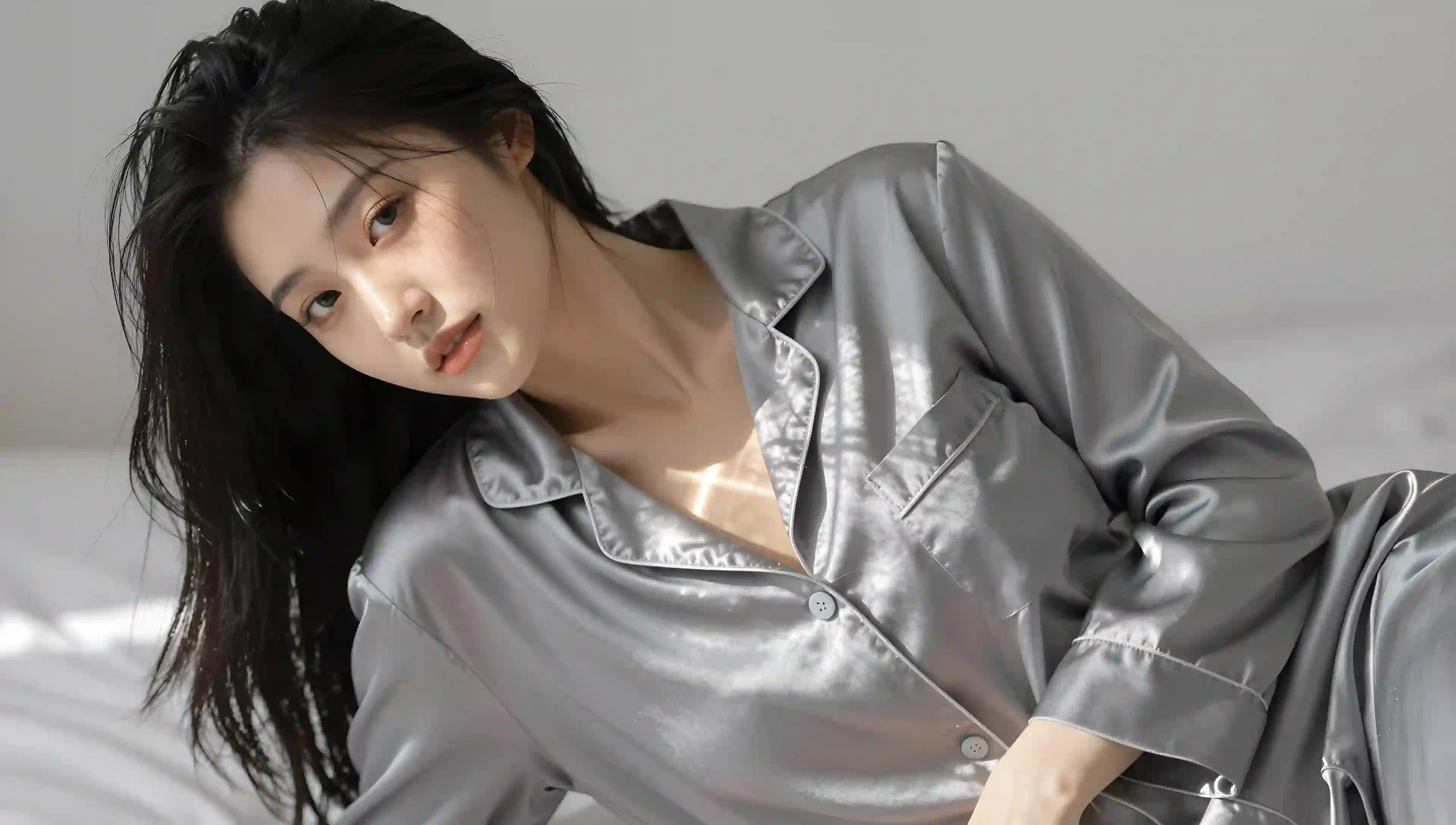 银色缎面衬衫 女生 阳光 卧室 唯美 壁纸