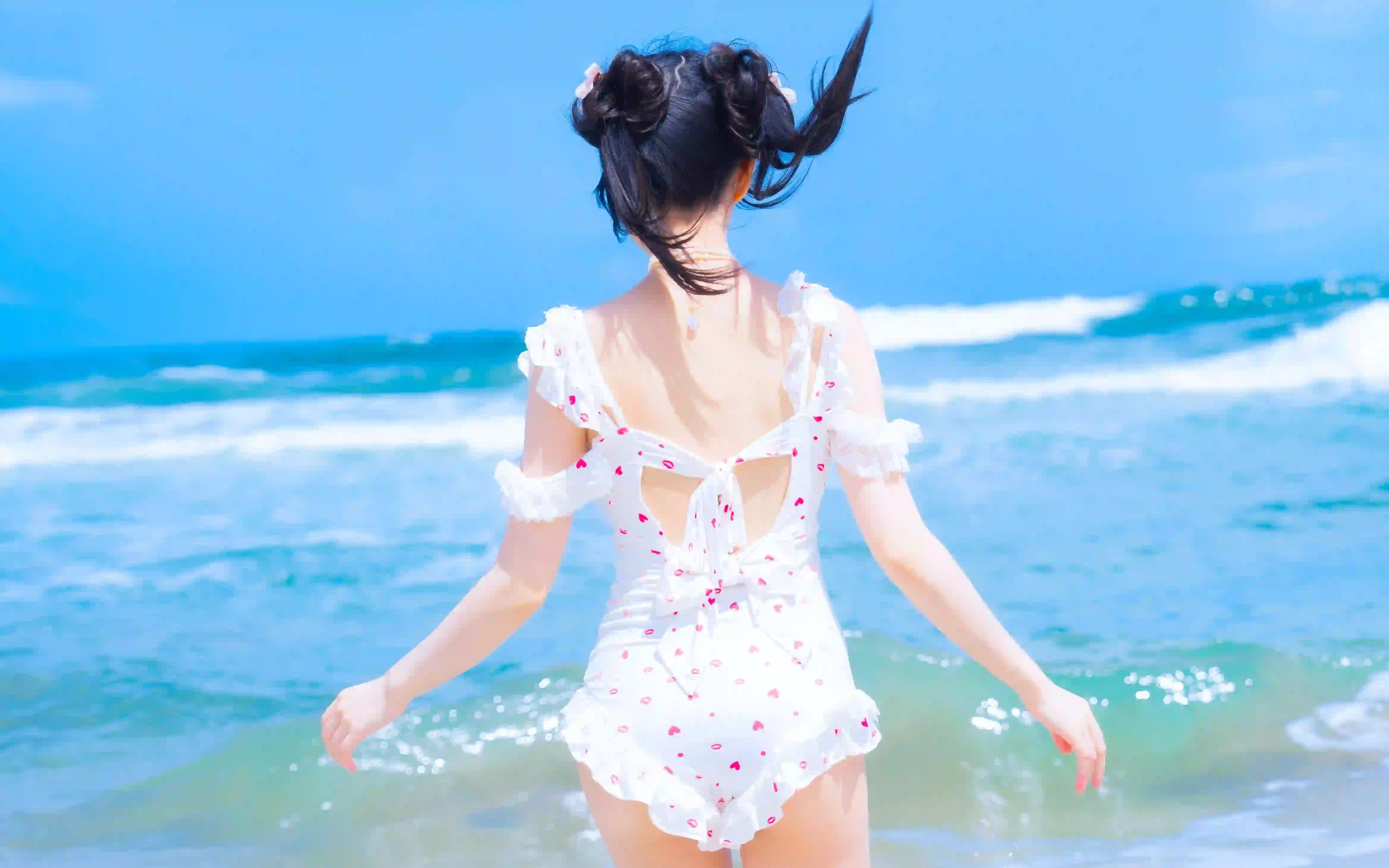 夏日炎炎 可爱碎花吊带裙女孩 海边 清纯 蓝天白云 背影