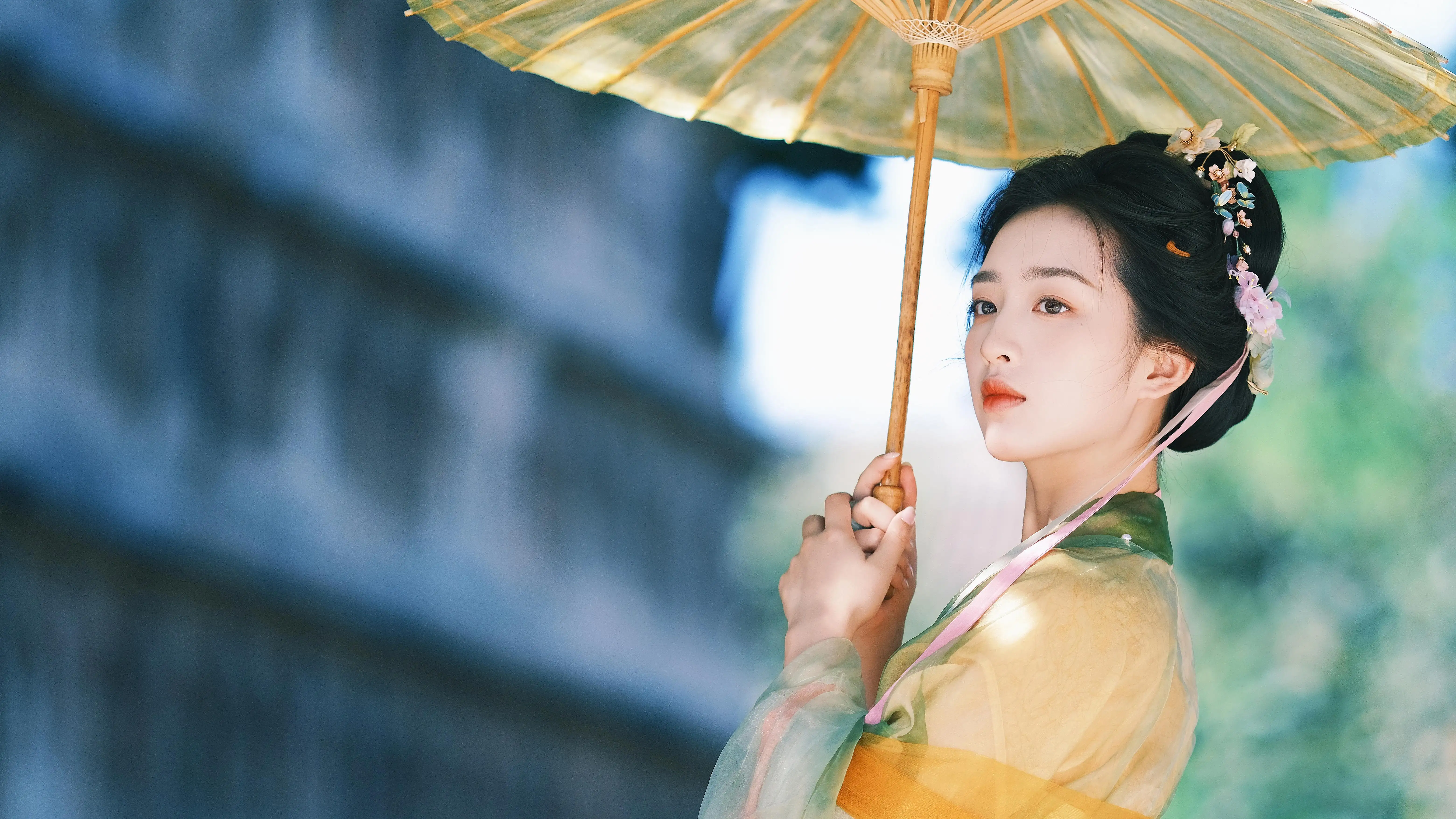 撑伞黄衣古典女孩