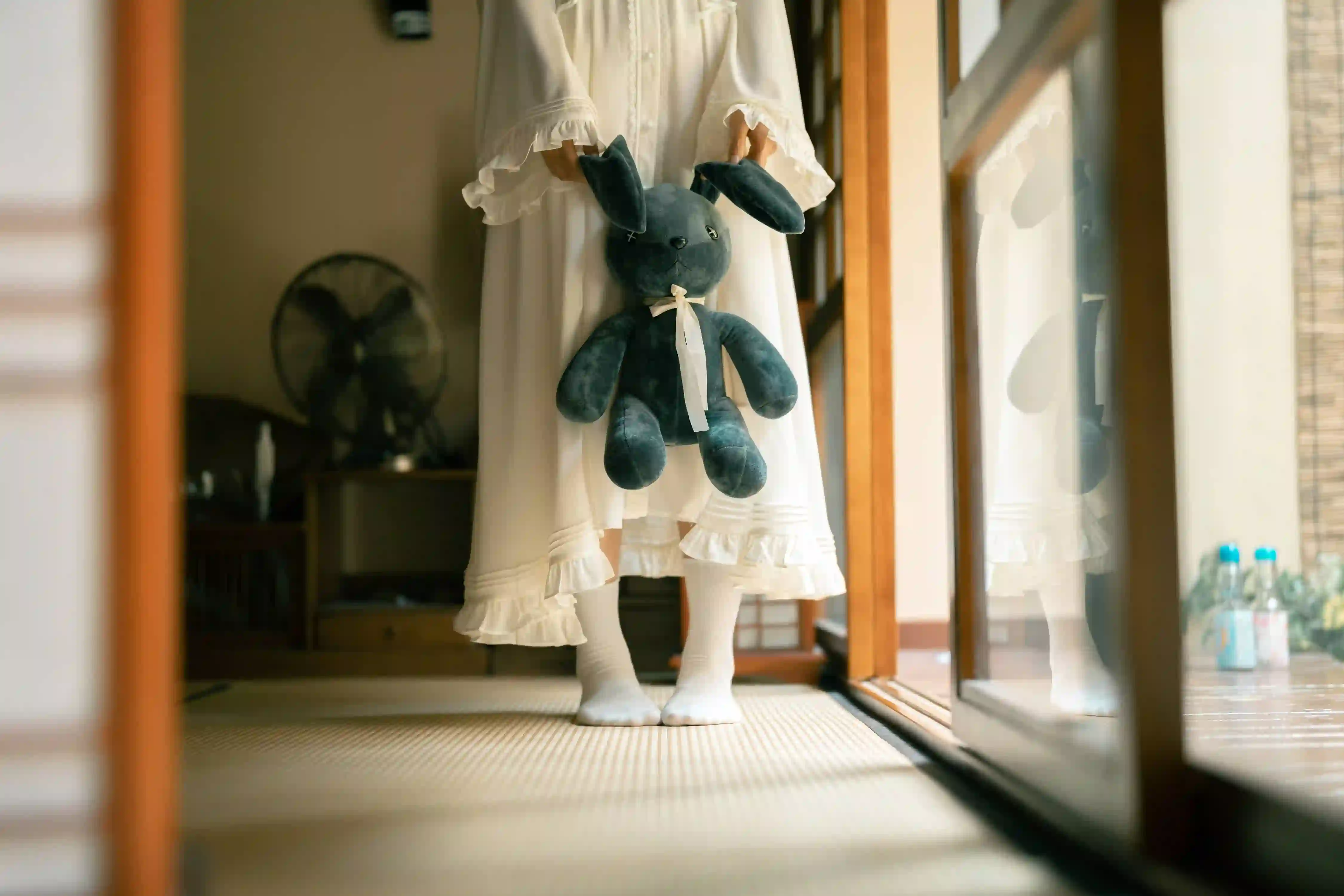 可爱女孩 双马尾女孩 可爱玩偶 居家 白色袜子 白色裙子