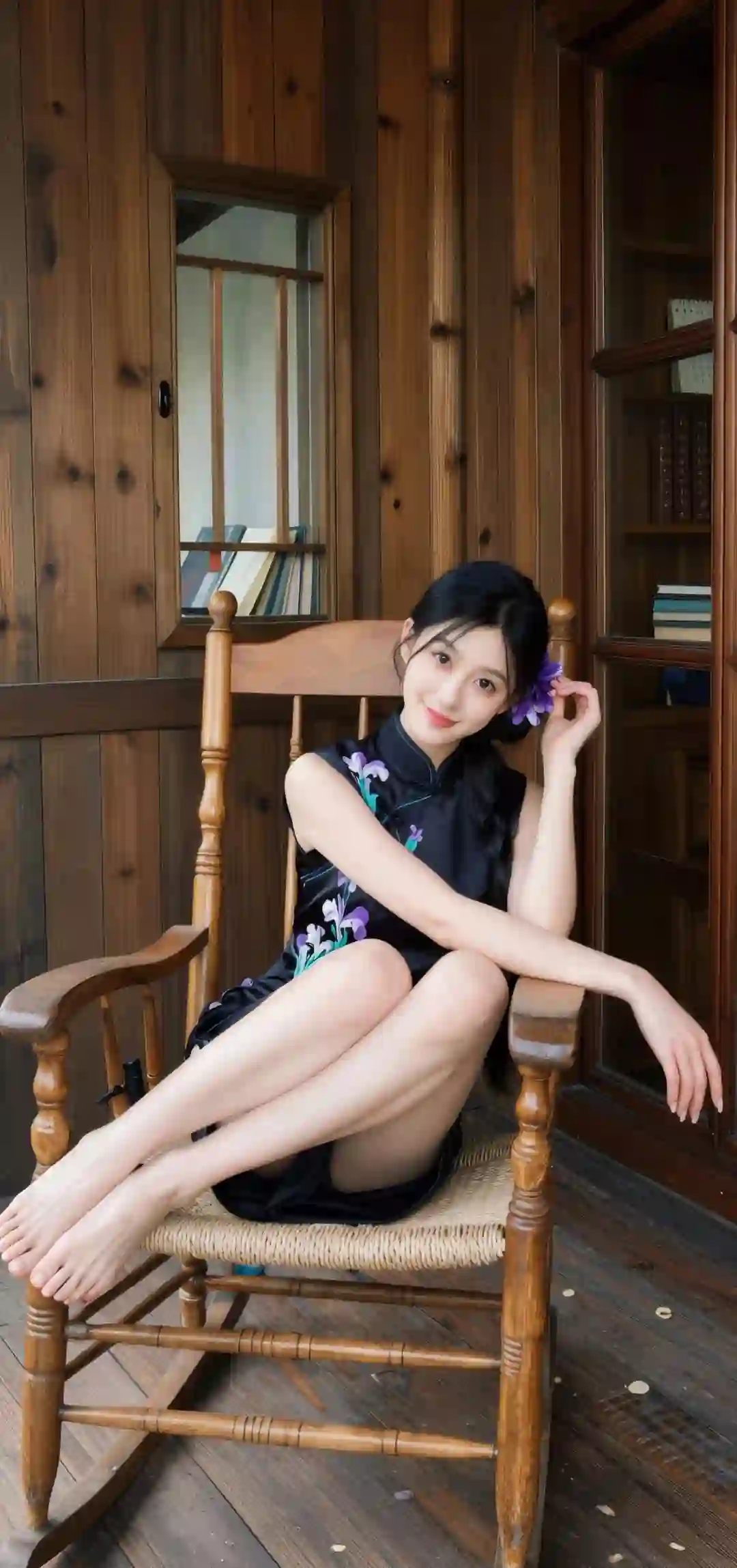 黑色旗袍 美女 木屋 摇椅 紫色花朵 复古写真