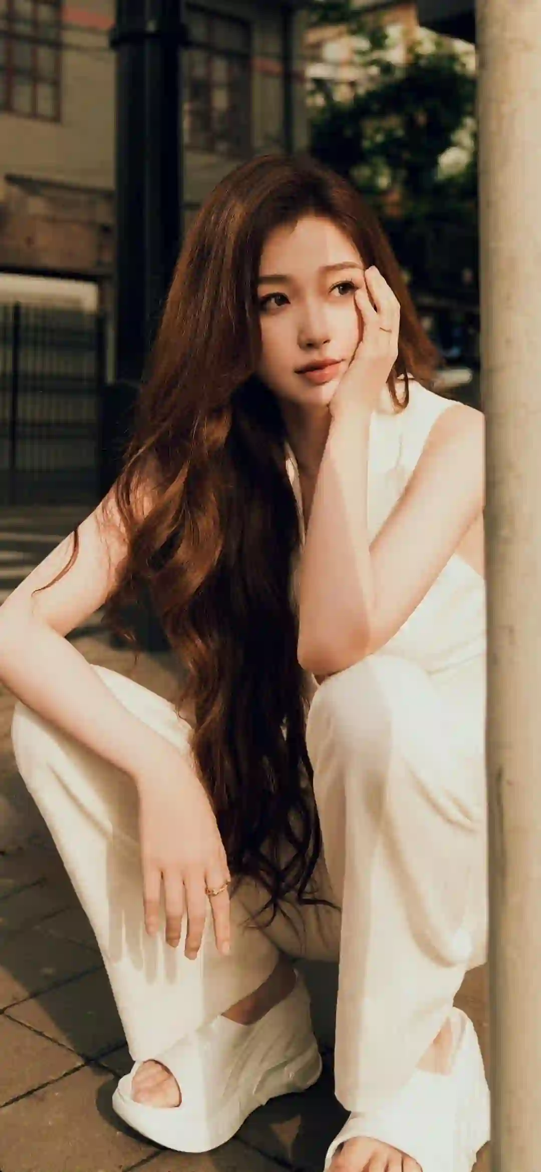 美女明星 虞书欣 蹲在街边的女孩 白色衣服