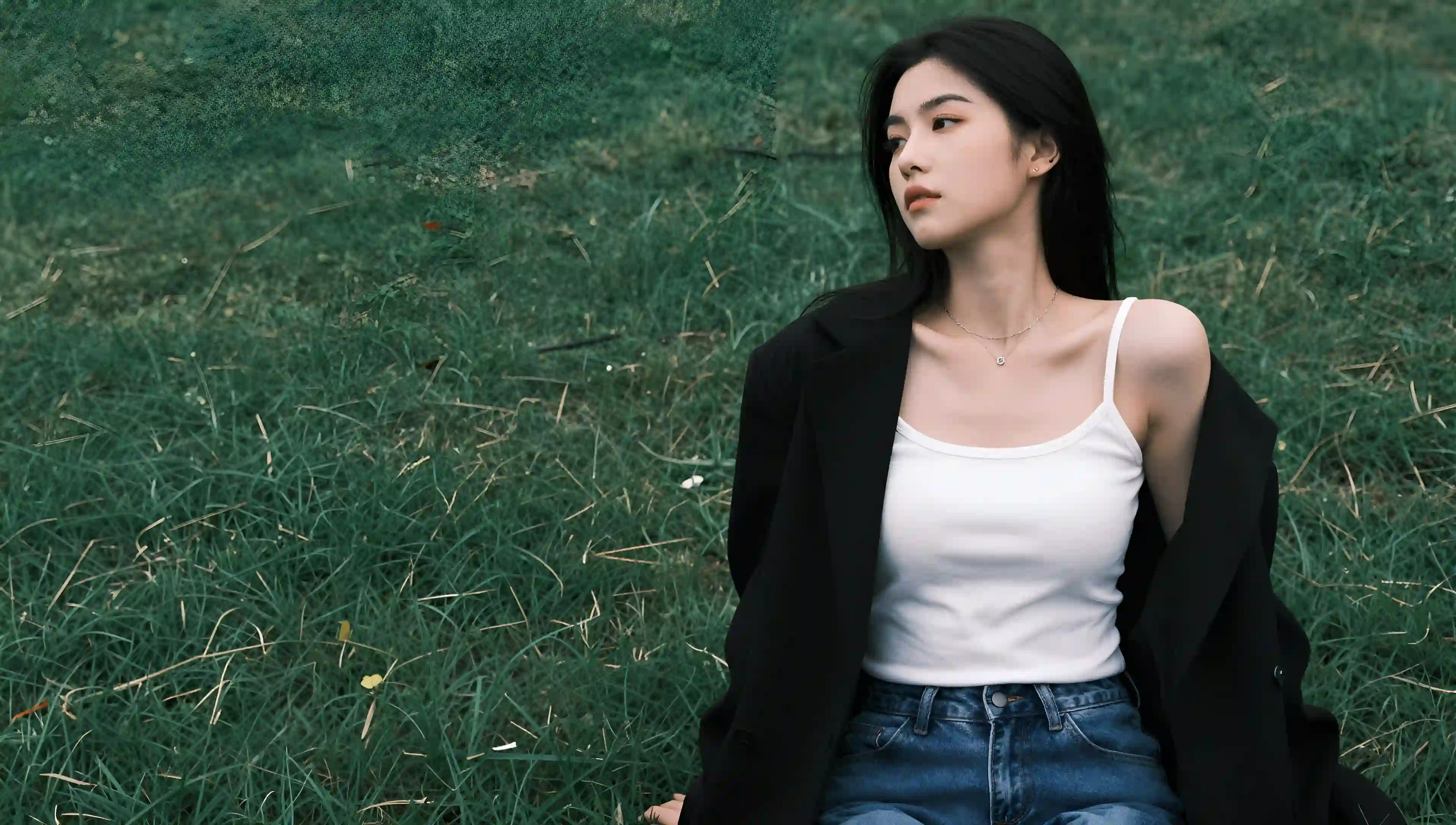 女孩 坐姿 草地 时尚 黑色外套 白色背心 户外 自然光