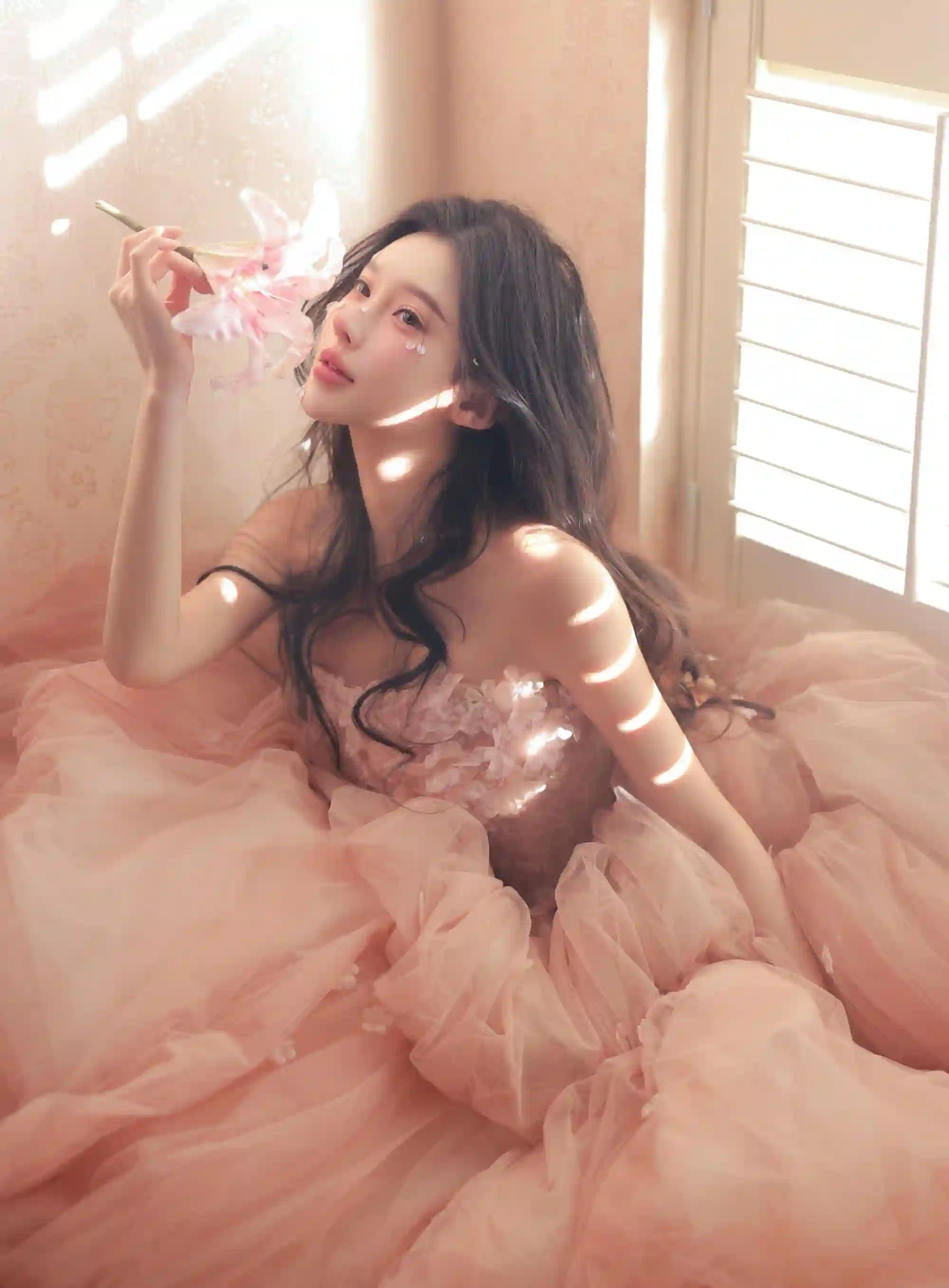 粉色长裙美女 手拿鲜花的美女 阳光