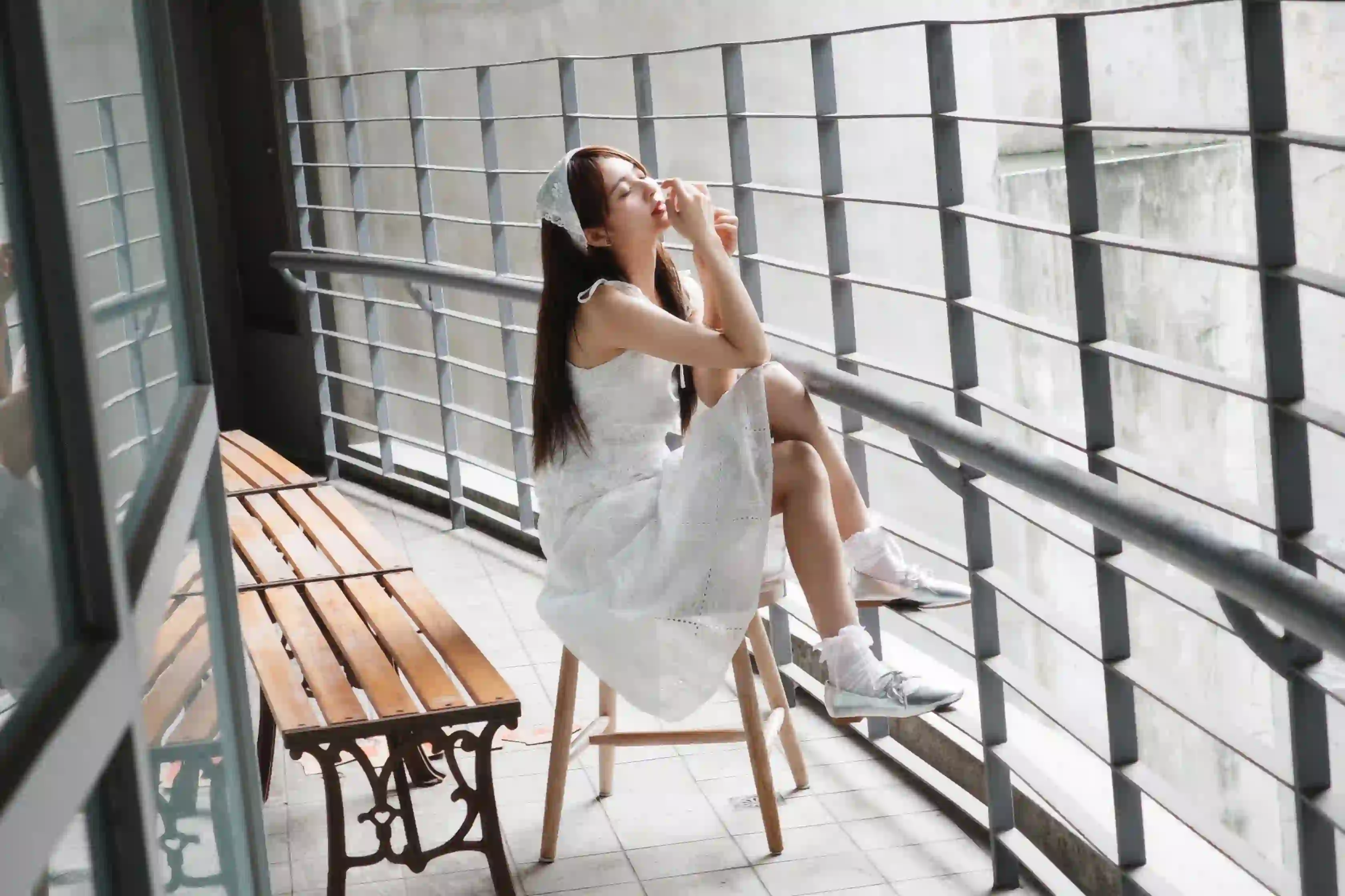 长发清纯美女 可爱甜美系 吊带美女 白色长裙美女 长腿美女