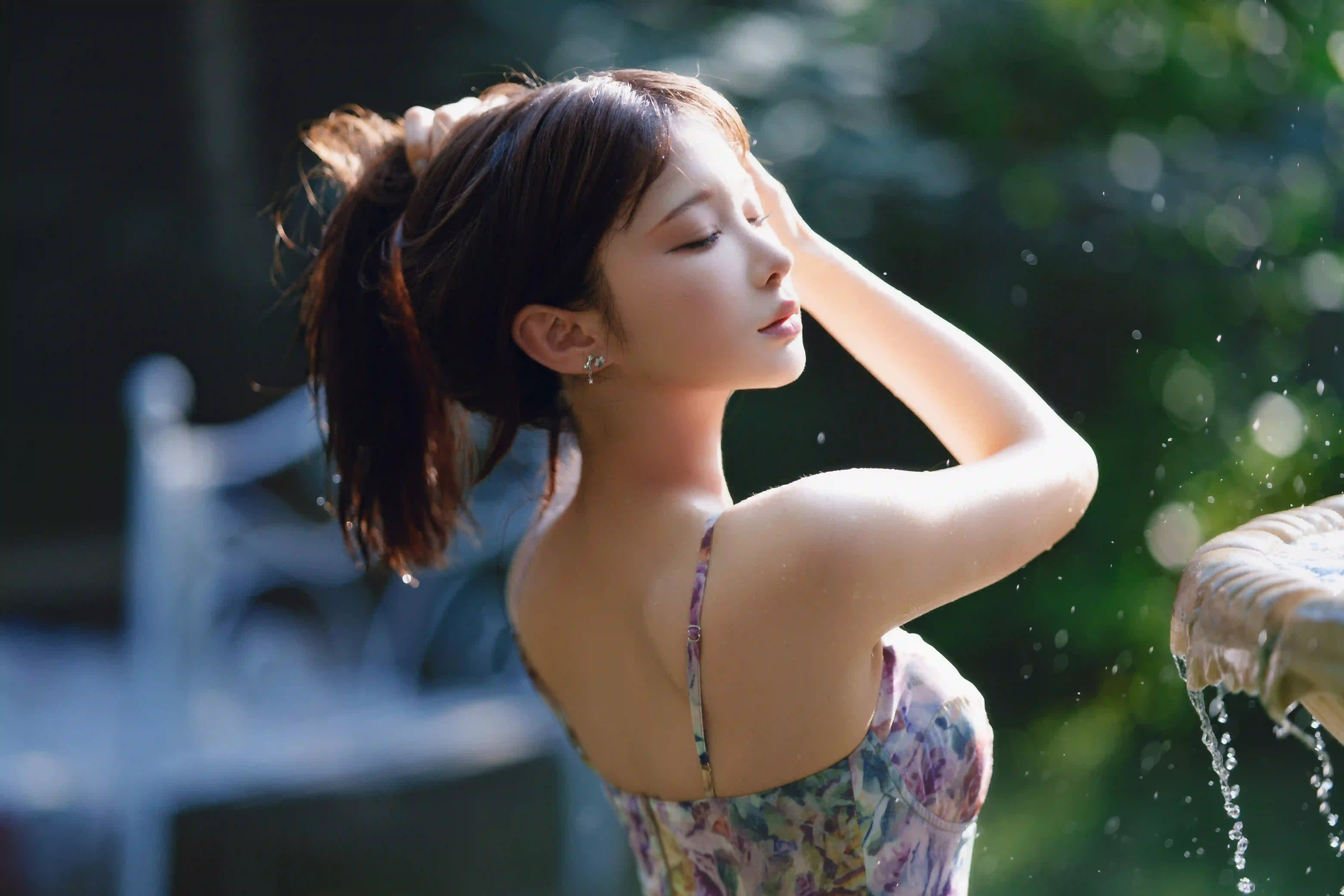 长发性感美女 碎花裙 喷泉 背影 侧脸 吊带