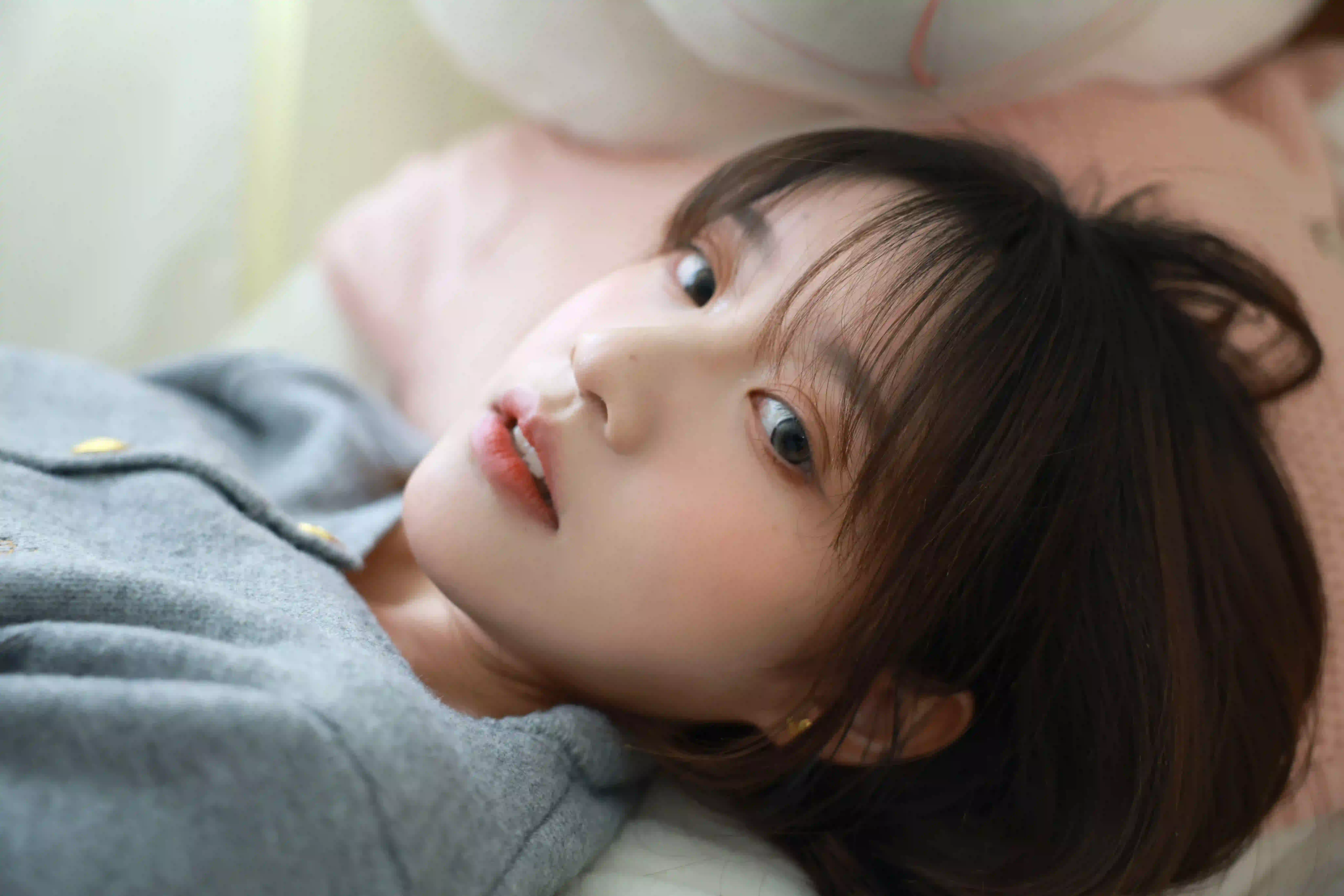 灰色毛线衣服 清纯美女 居家写真 