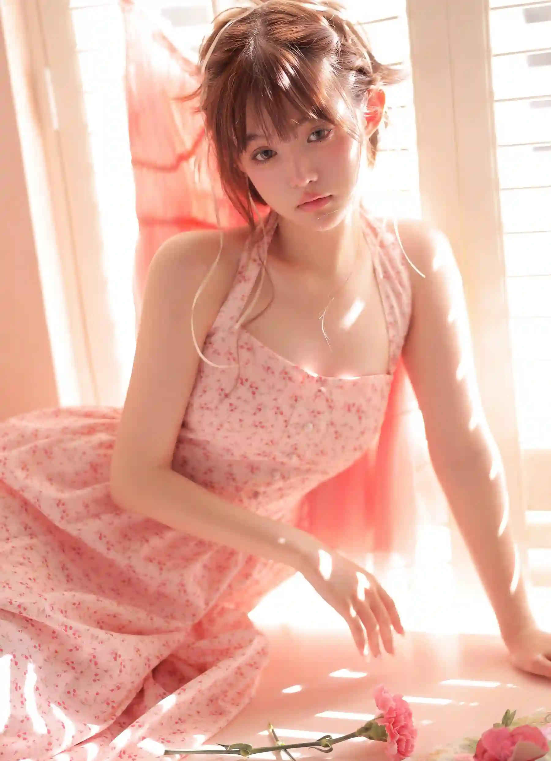 粉色碎花裙 长发女孩 可爱女孩 阳光 朦胧 长腿美女