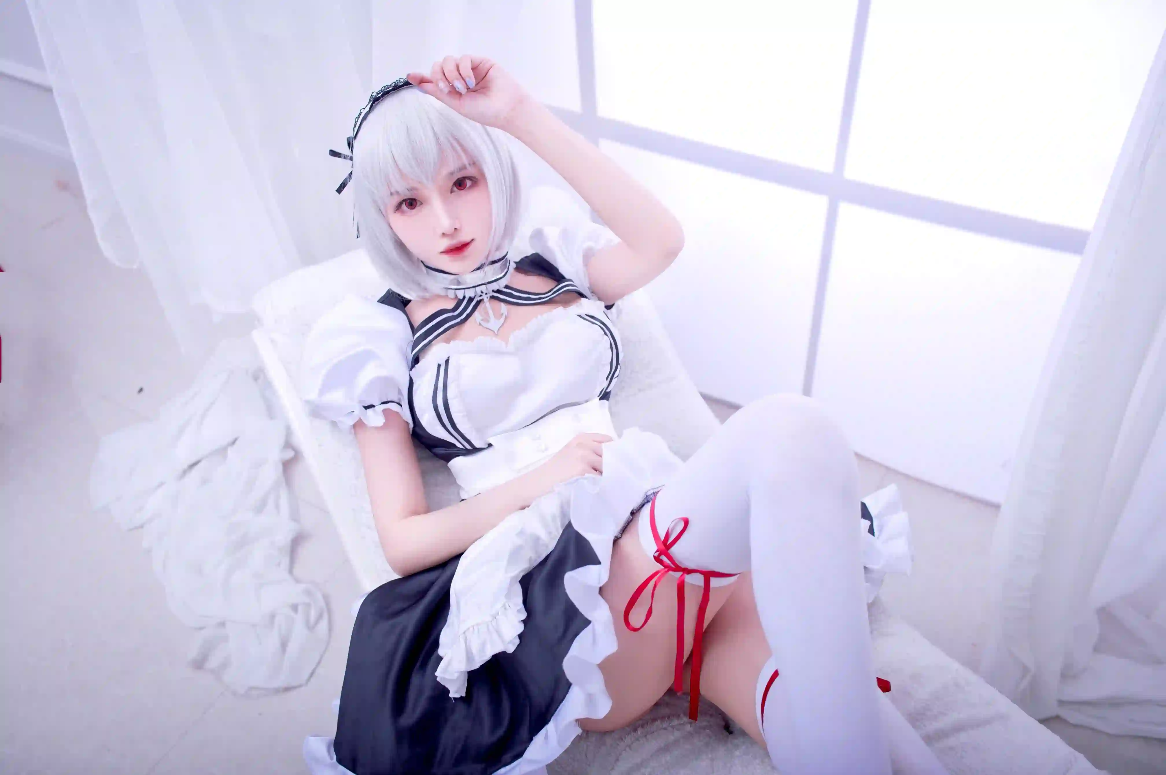 cosplay 女仆装 银发美女 红色眼睛 白色丝袜 室内写真
